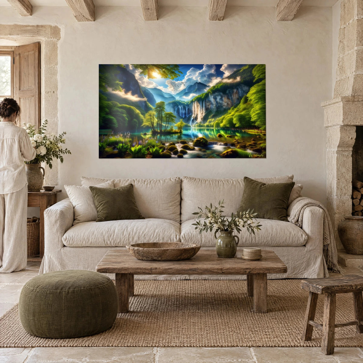 Tableau cascades jaillissant d'une falaise, lac turquoise et feuillage vert vif, femme de dos, au-dessus d'un canapé dans un salon lumineux