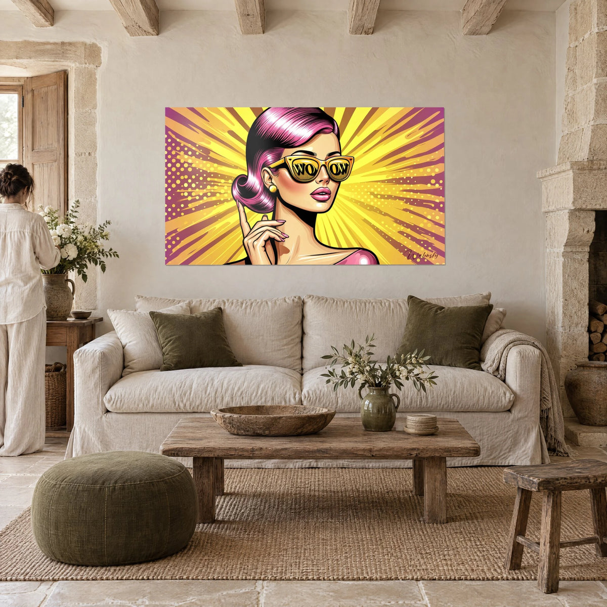 Obraz pin-up pop art ze złotymi okularami „WOW”, jaskraworóżowymi włosami i promiennym żółtym tłem, nad kanapą w jasnym salonie