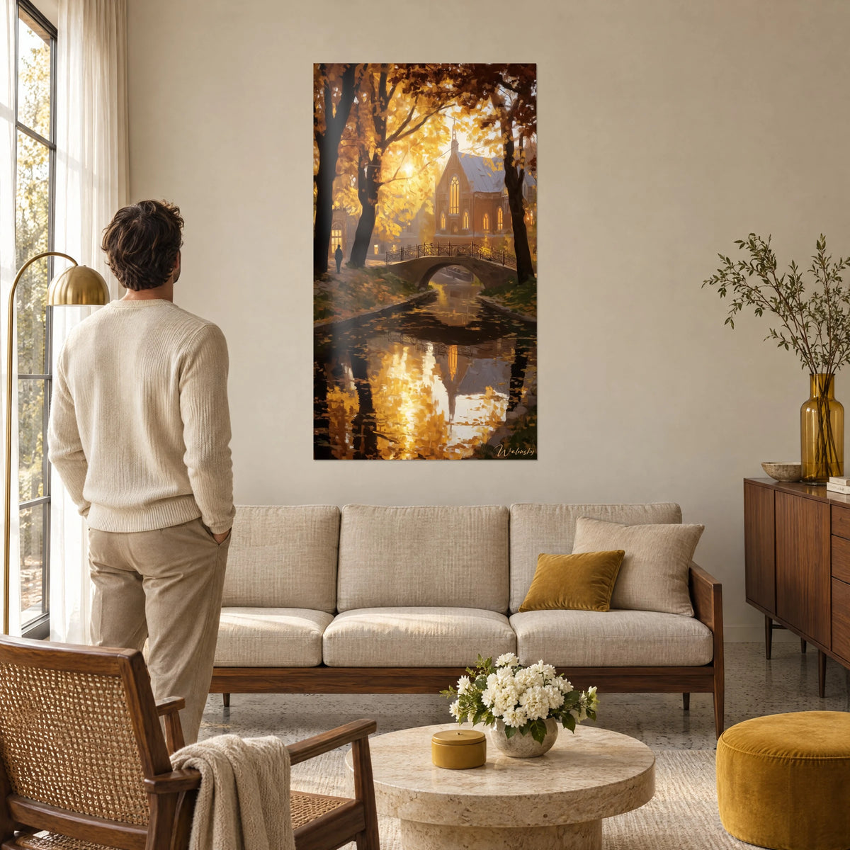 Tableau église de brique aux vitraux ambrés, pont de pierre et reflets or sur le canal, au-dessus d'un canapé dans un salon lumineux