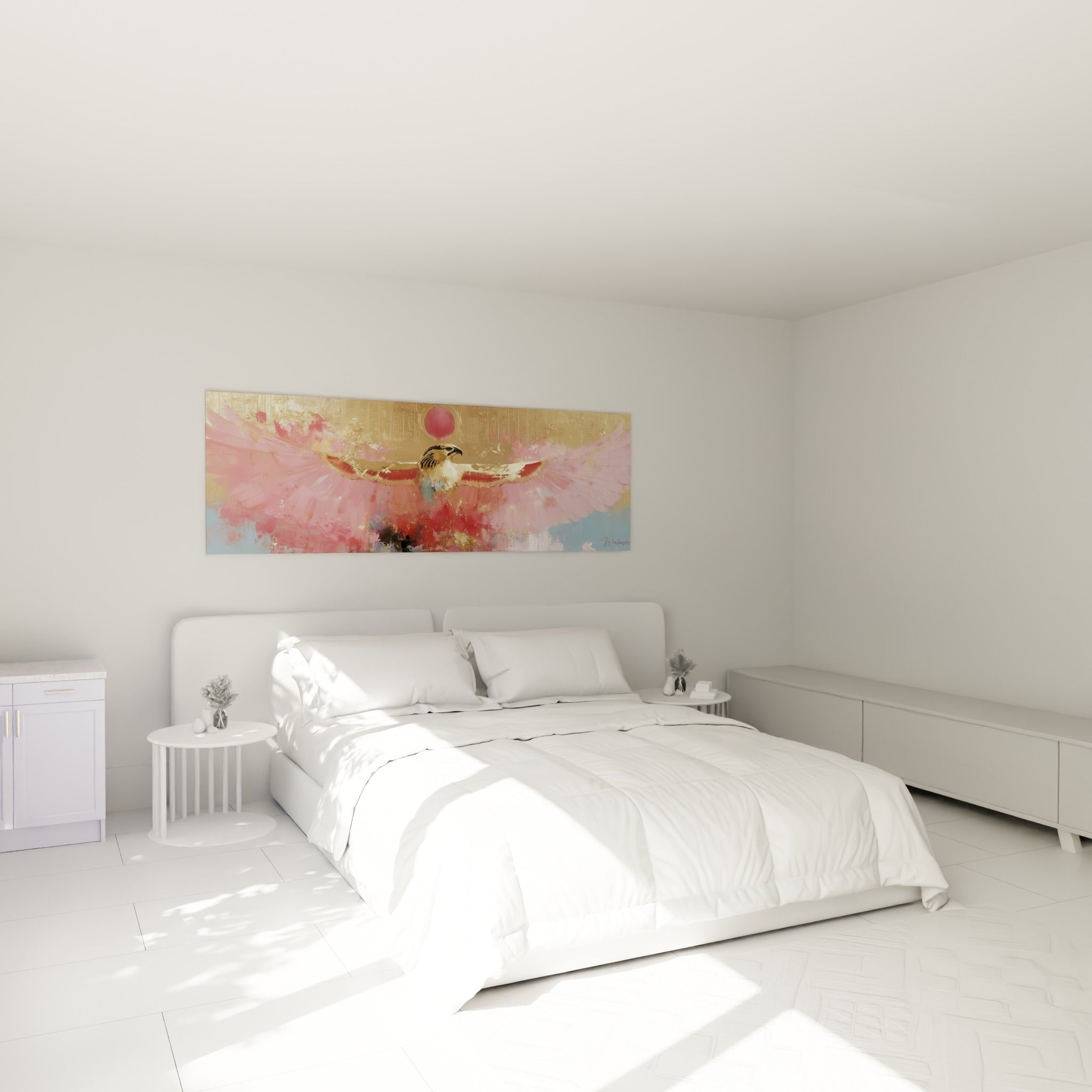 Ailes roses et dorées du faucon égyptien déployées au-dessus d'un lit dans une chambre claire