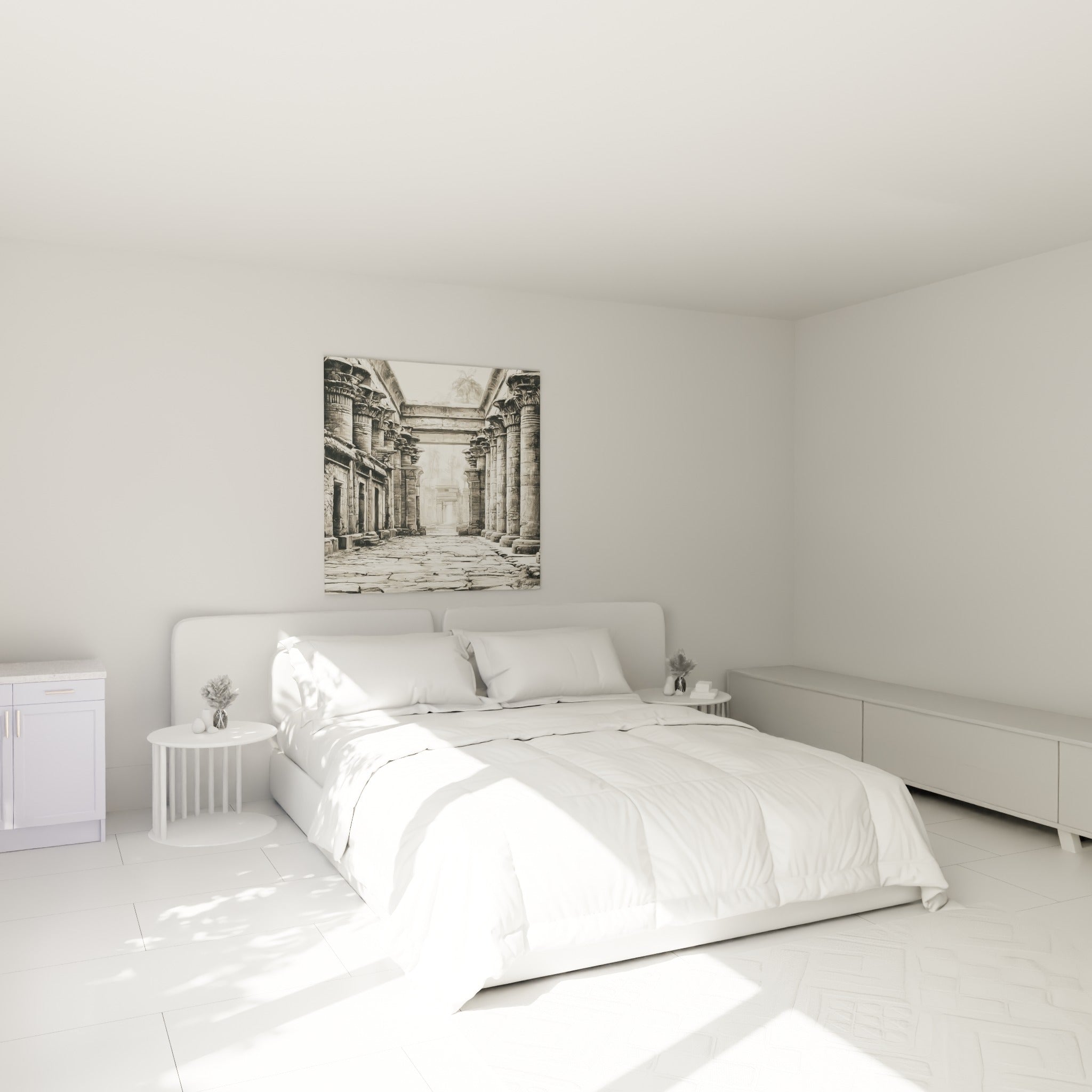 Allée de colonnes sculptées beige et gris pierre au-dessus d'un lit dans une chambre claire