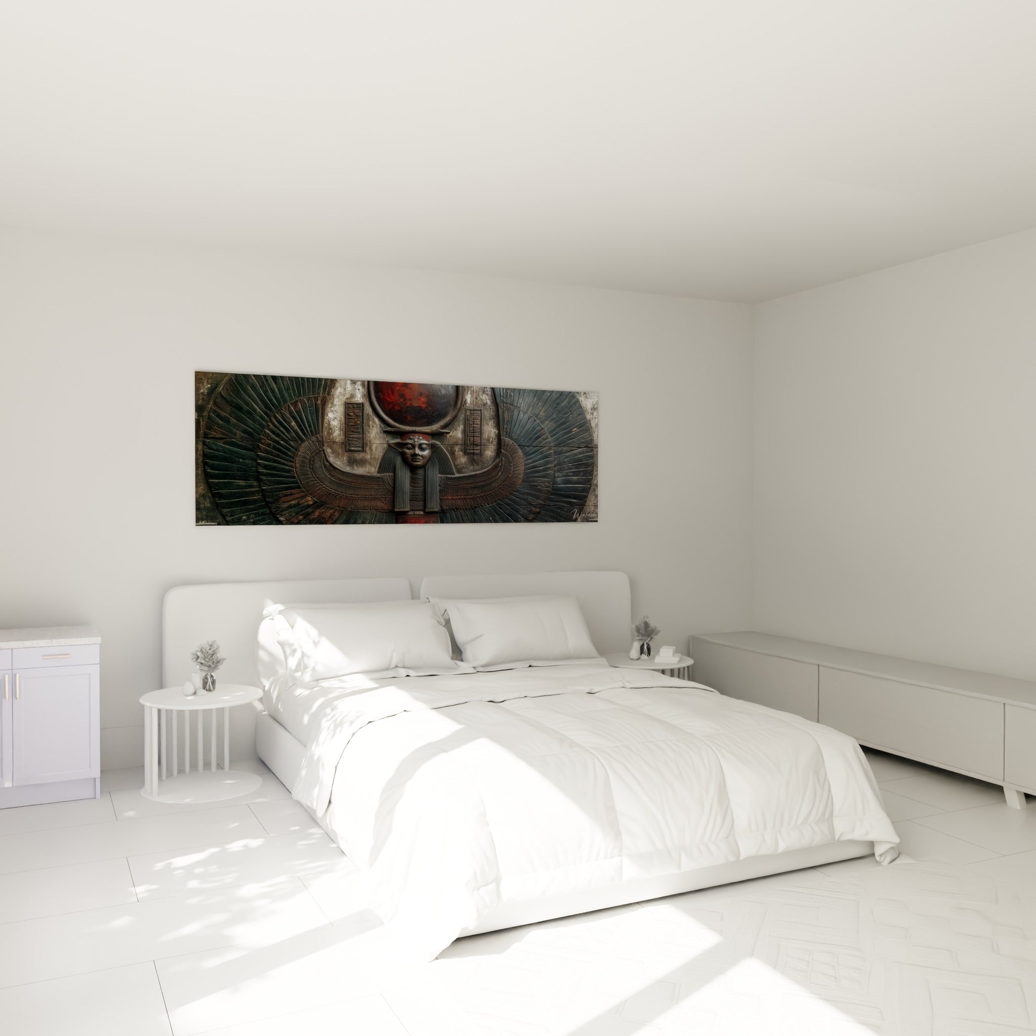 Divinité égyptienne aux ailes grises et disque rouge, accrochée au-dessus d'un lit dans une chambre claire