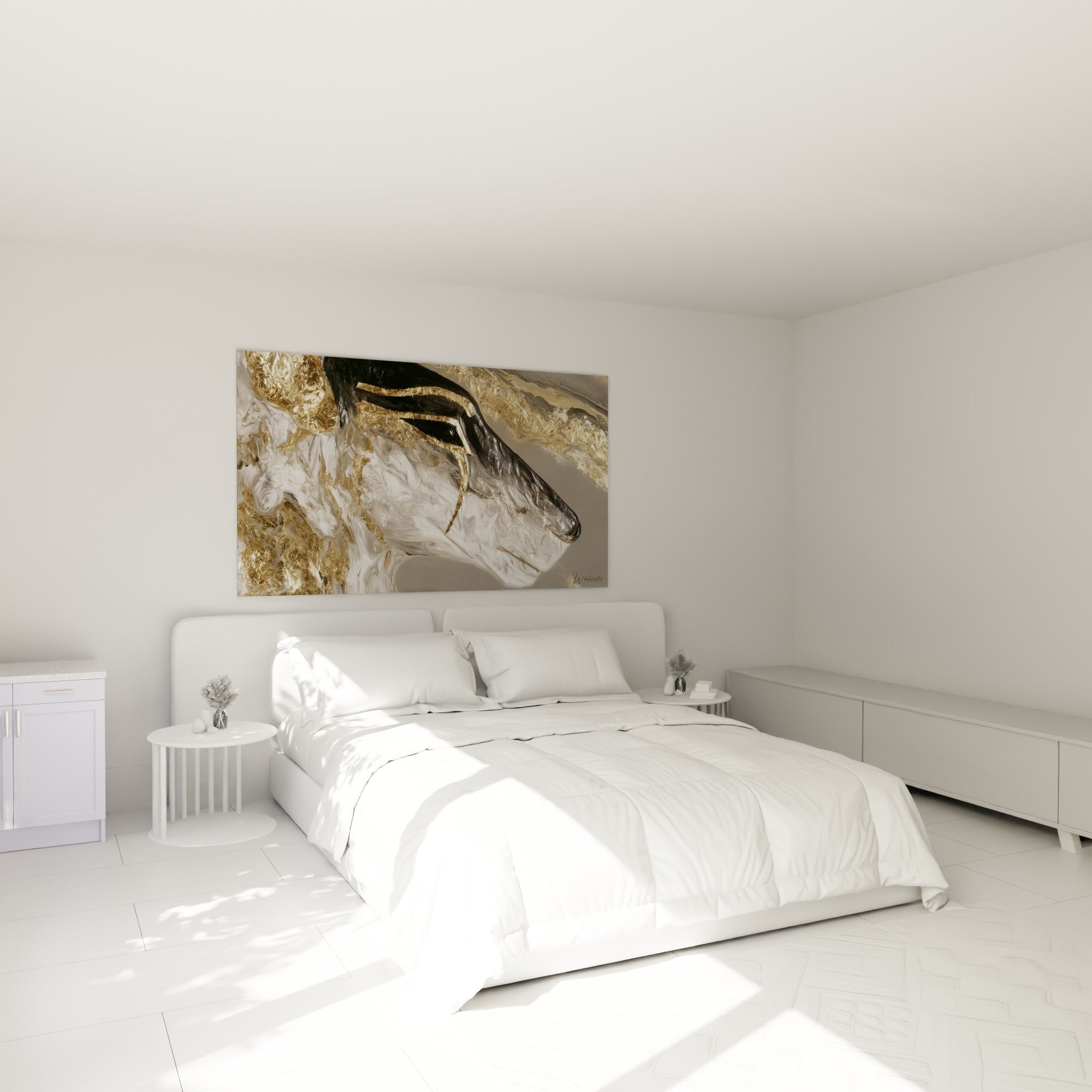Profil sculpté d'antilope doré et gris anthracite accroché au-dessus d'un lit dans une chambre claire