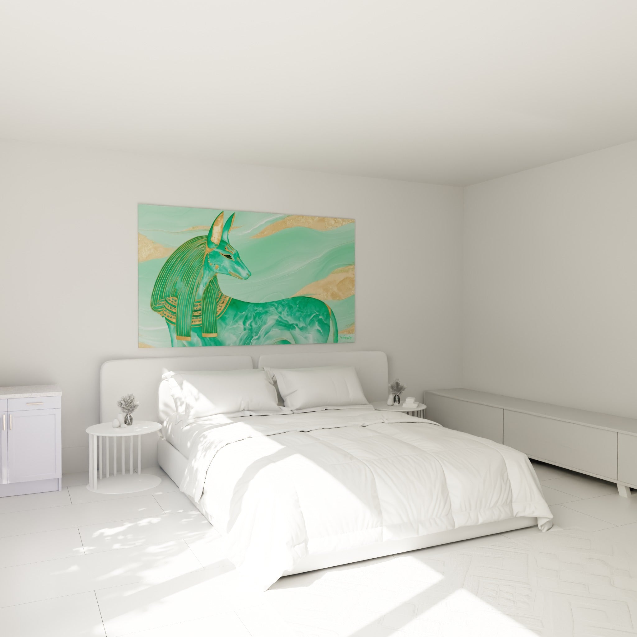 Silhouette d'Anubis turquoise et or, motifs marbrés, accrochée au-dessus d'un lit dans une chambre claire