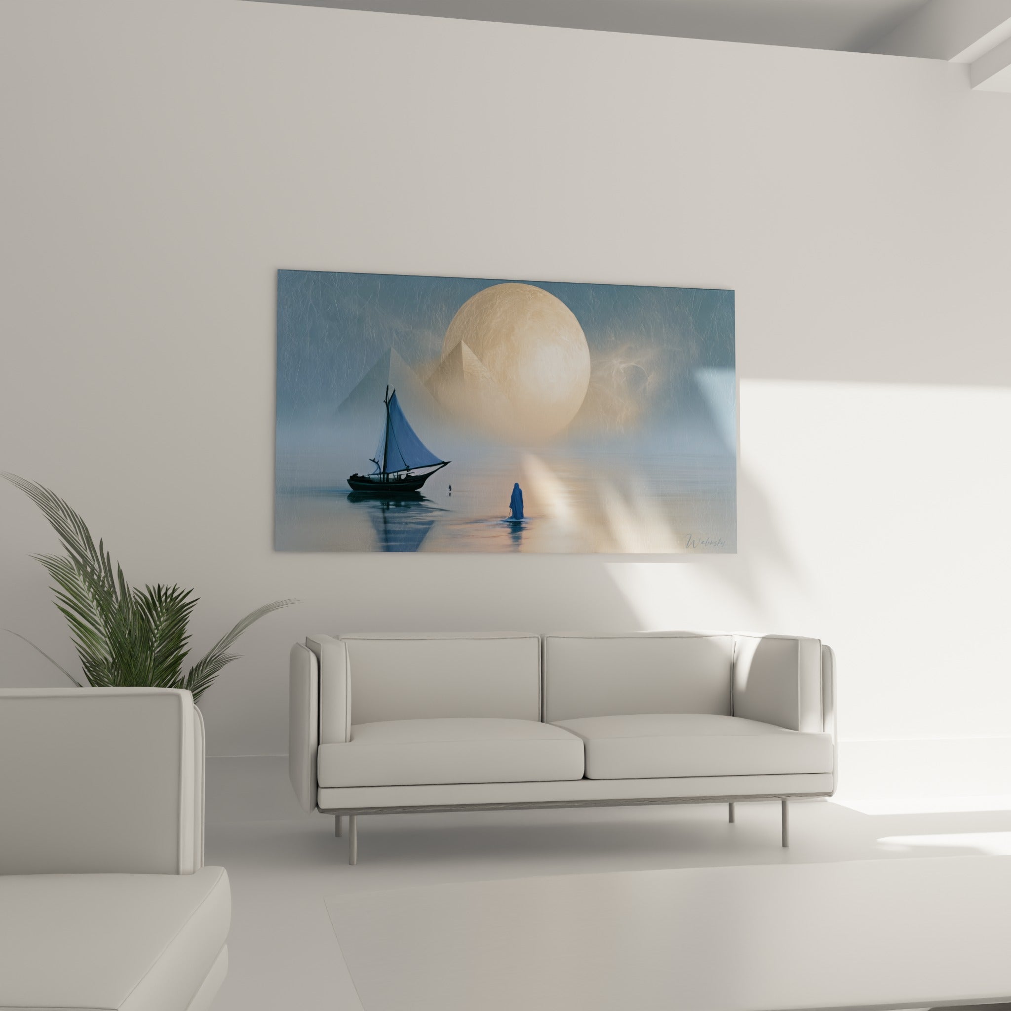 Silhouette drapée de bleu s'avançant vers une lumière dorée, œuvre suspendue au-dessus d'un canapé dans un salon lumineux