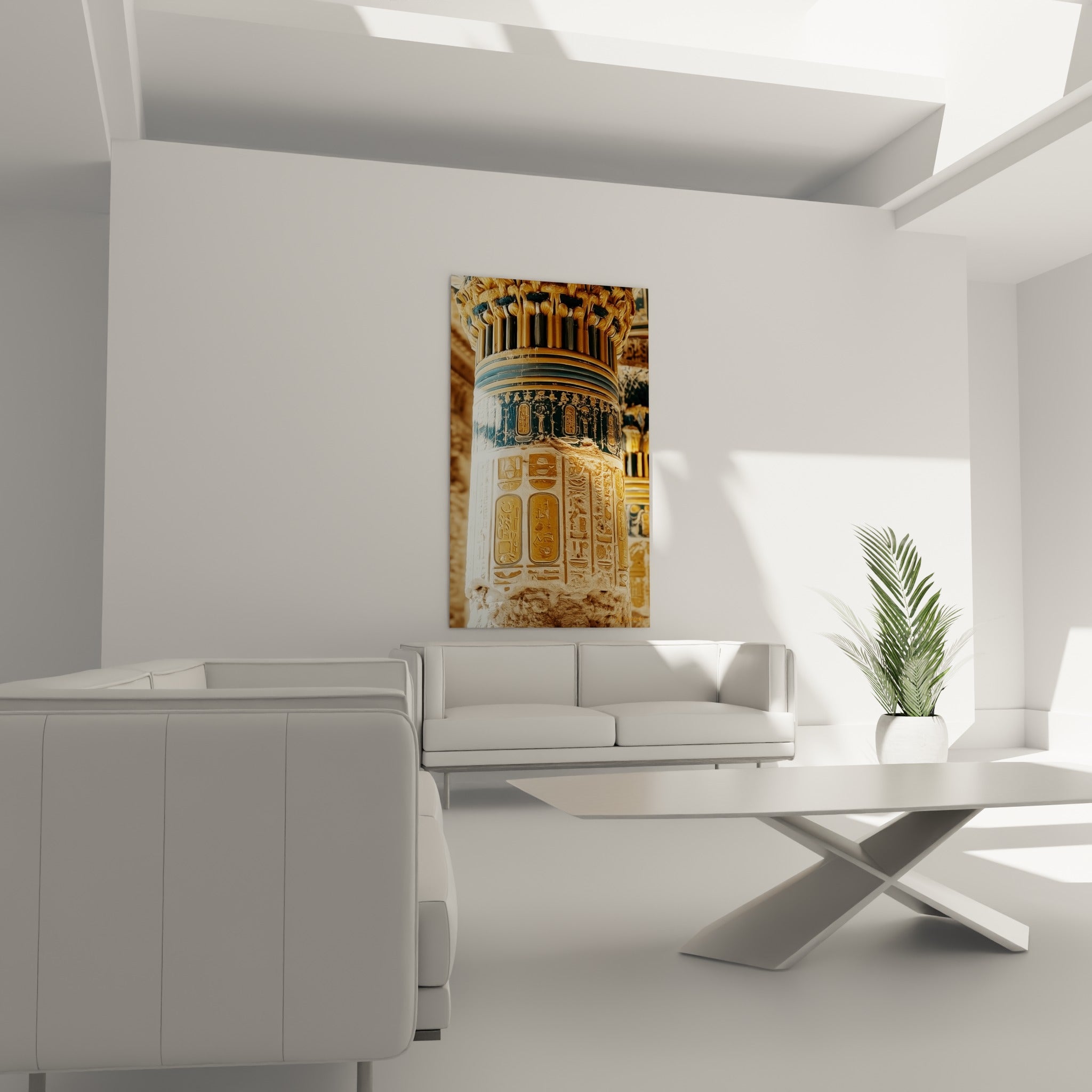 Cartouches hiéroglyphiques dorés sur pierre ocre, positionnés au-dessus d'un canapé dans un salon lumineux