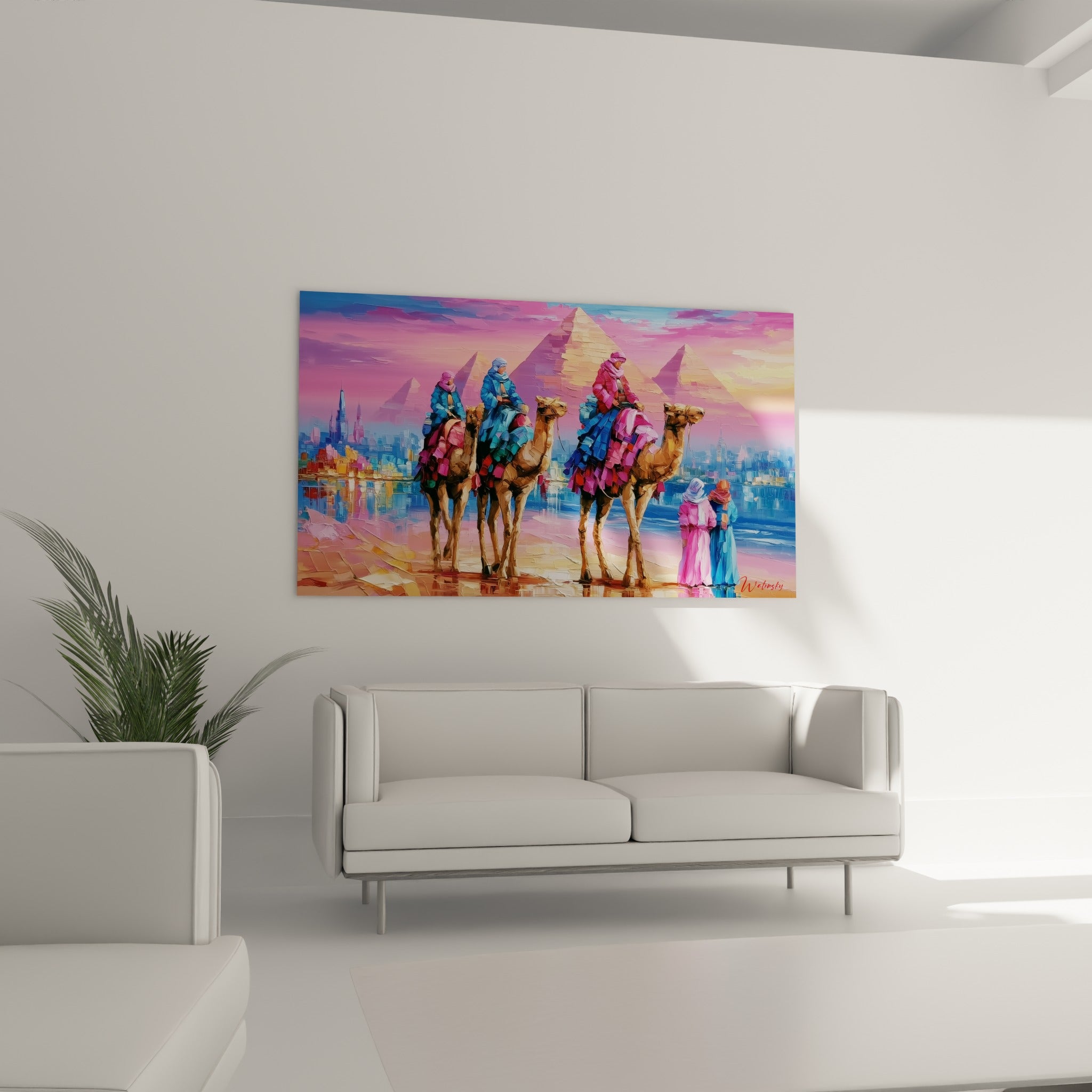 Silhouettes de chameaux dorés et pyramides roses d'Égypte, au-dessus d'un canapé dans un salon lumineux