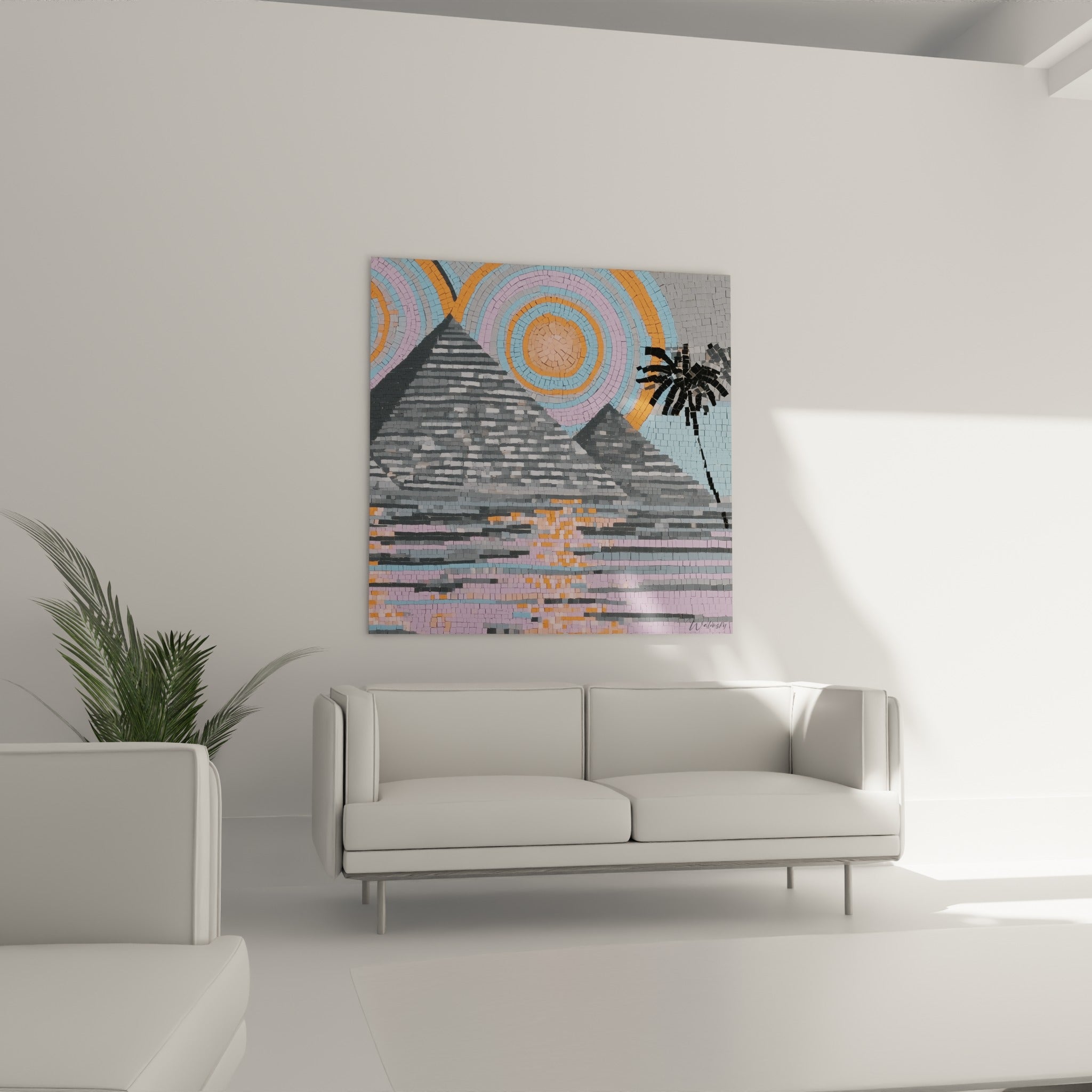 Soleil orange et pyramides anthracite en mosaïque égyptienne au-dessus d'un canapé dans un salon lumineux