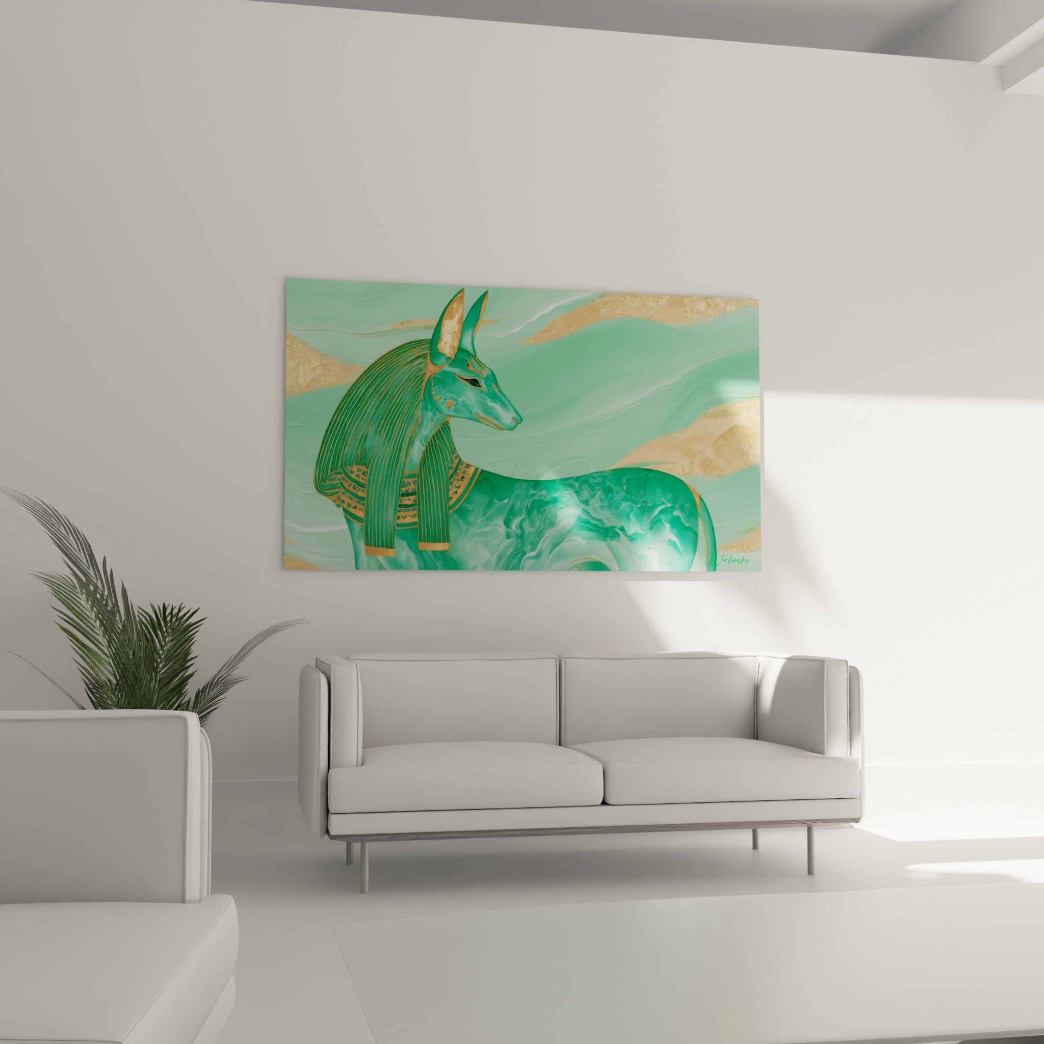 Divinité égyptienne verte et dorée, corps marbré aux reflets métalliques, au-dessus d'un canapé dans un salon lumineux
