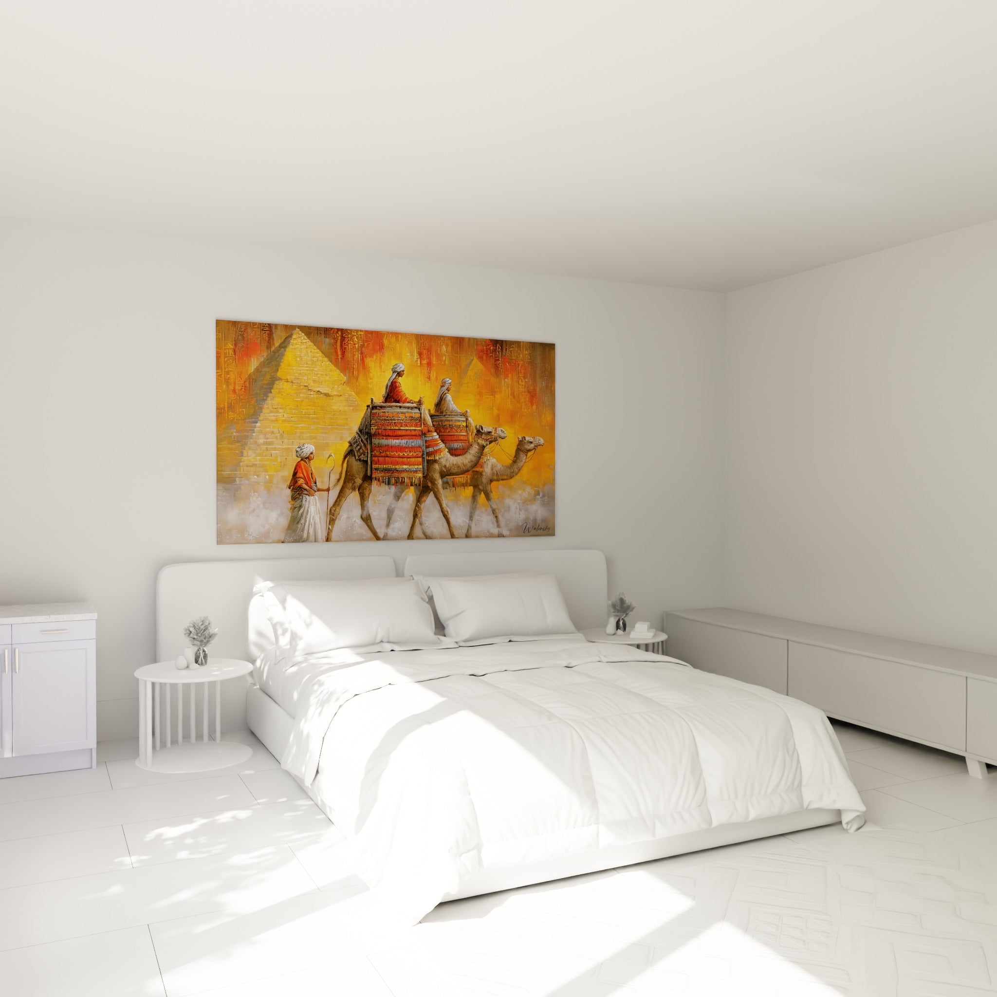 Chameaux égypte harnachés de tapis orange et bleus au-dessus d'un lit dans une chambre claire