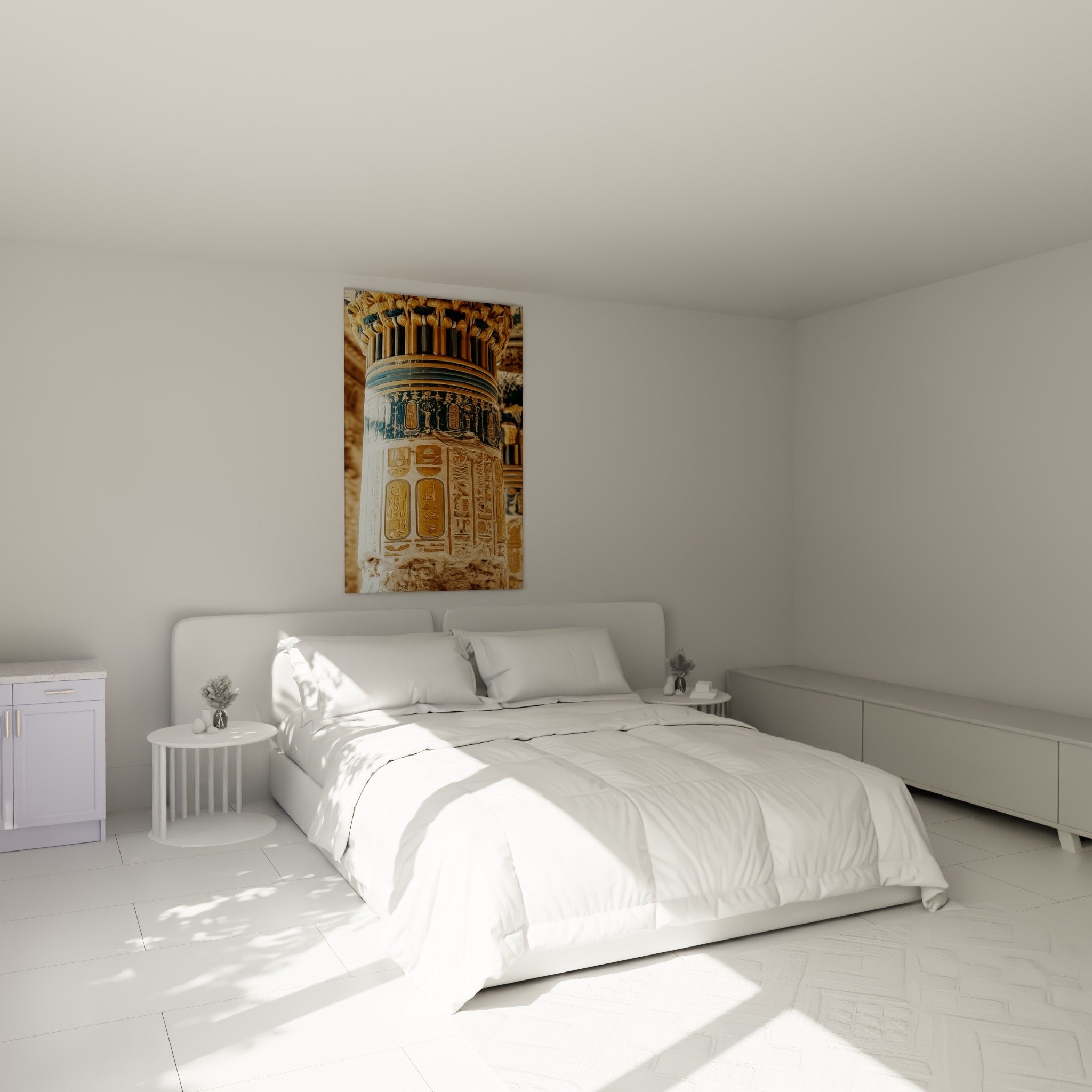 Chapiteau doré et bandes bleu pétrole d'une colonne antique, accroché au-dessus d'un lit dans une chambre claire