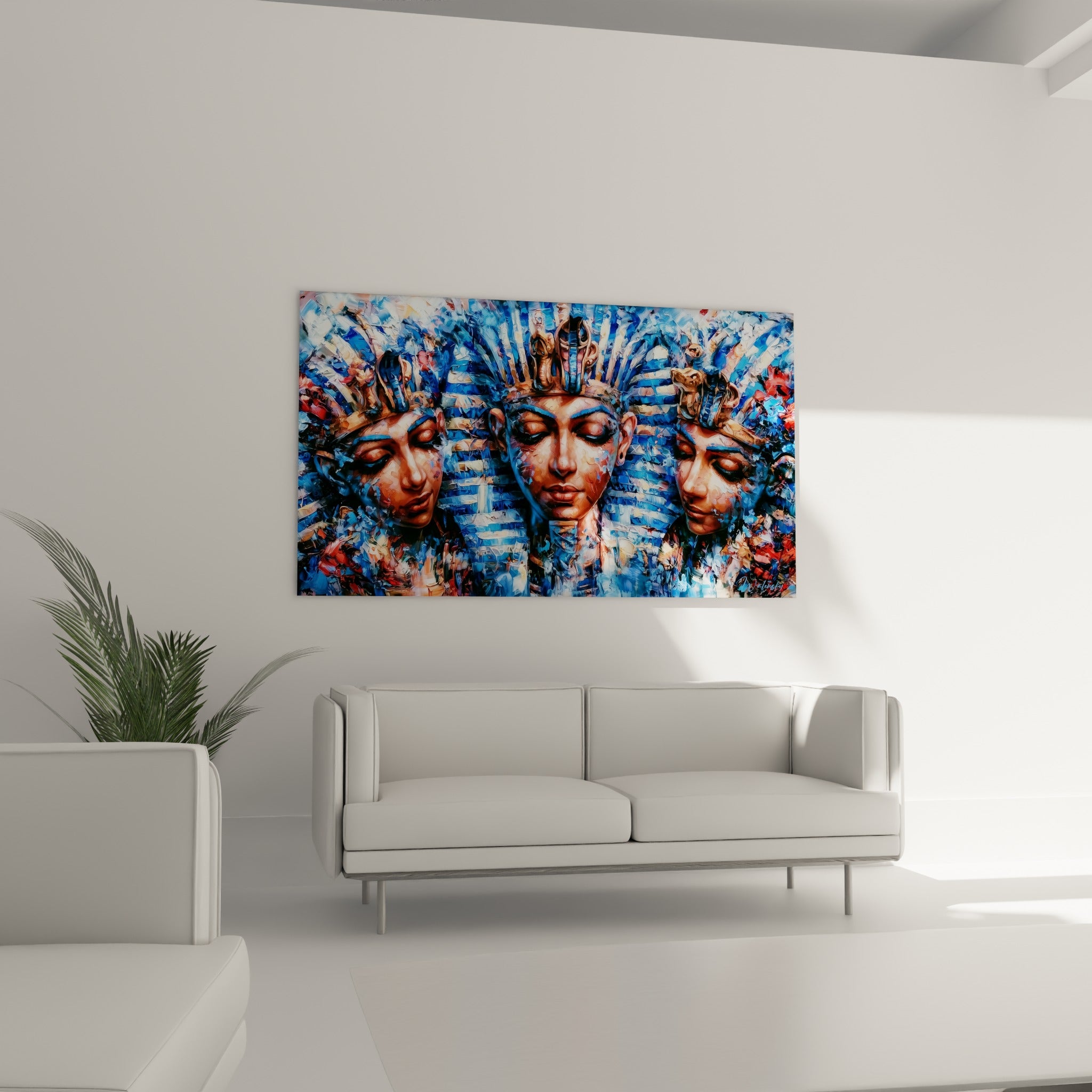 Visages égyptiens ocre et bleu roi accrochés au-dessus d'un canapé dans un salon lumineux