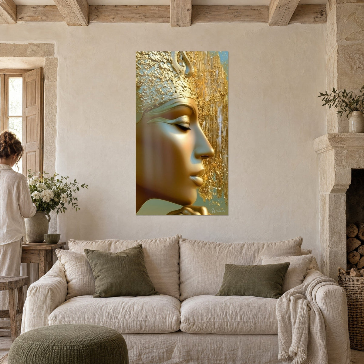 Cuadro perfil de faraona en oro y azul pálido, párpados cerrados, goteos dorados, sobre un sofá en un salón luminoso