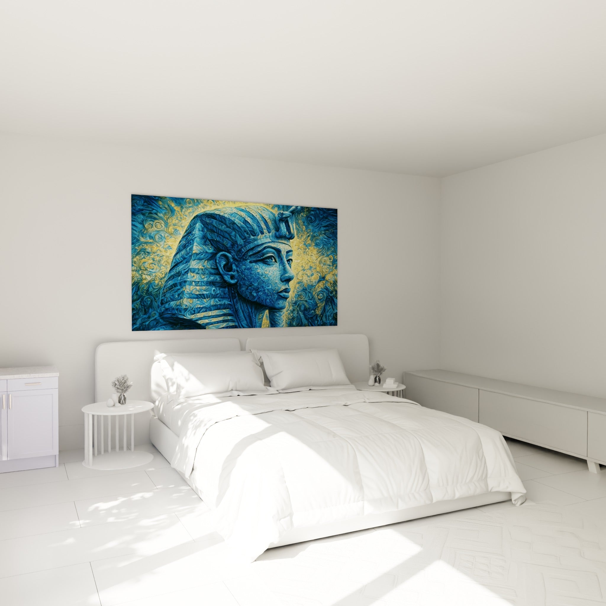Coiffe rayée bleu et or du pharaon accrochée au-dessus d'un lit dans une chambre claire