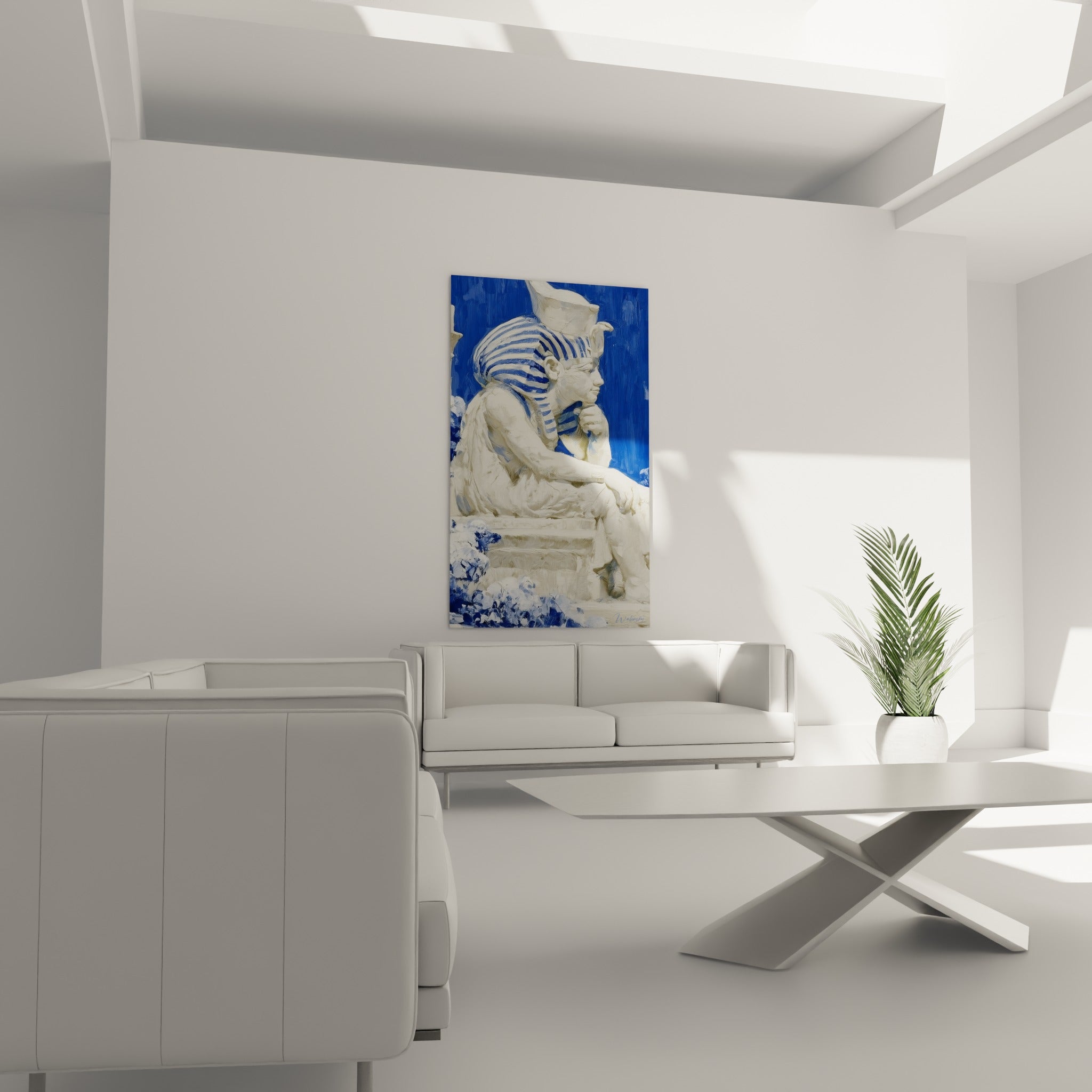 Sculpture de pharaon égyptien aux tons bleu marine et ivoire, au-dessus d'un canapé dans un salon lumineux