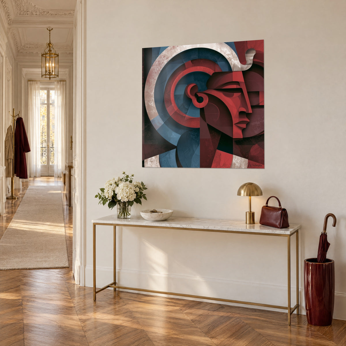Tableau profil égyptien sculptural, spirales carmin et bleu pétrole, ivoire patiné, console dorée en trois-quarts, appartement haussmannien