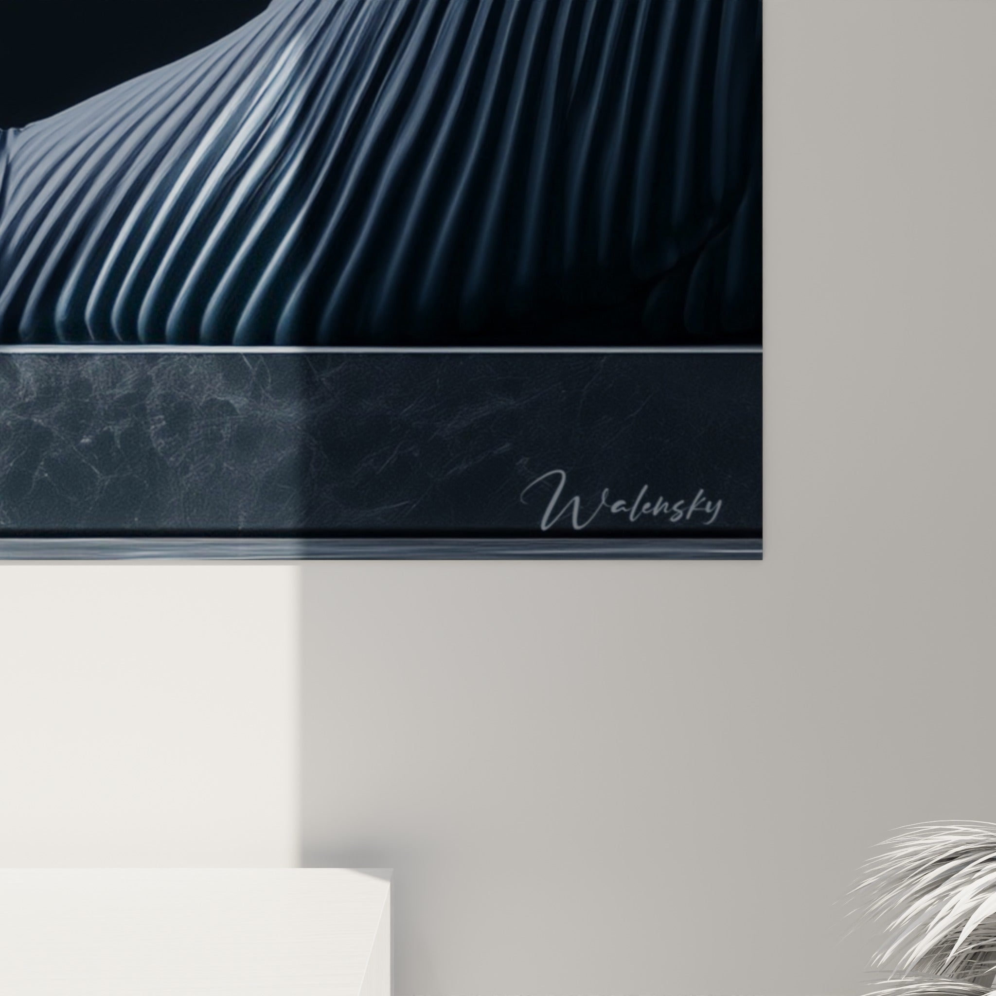 Stries fines de la coiffe pharaonique révélant les nuances anthracite et bleu nuit de l'impression