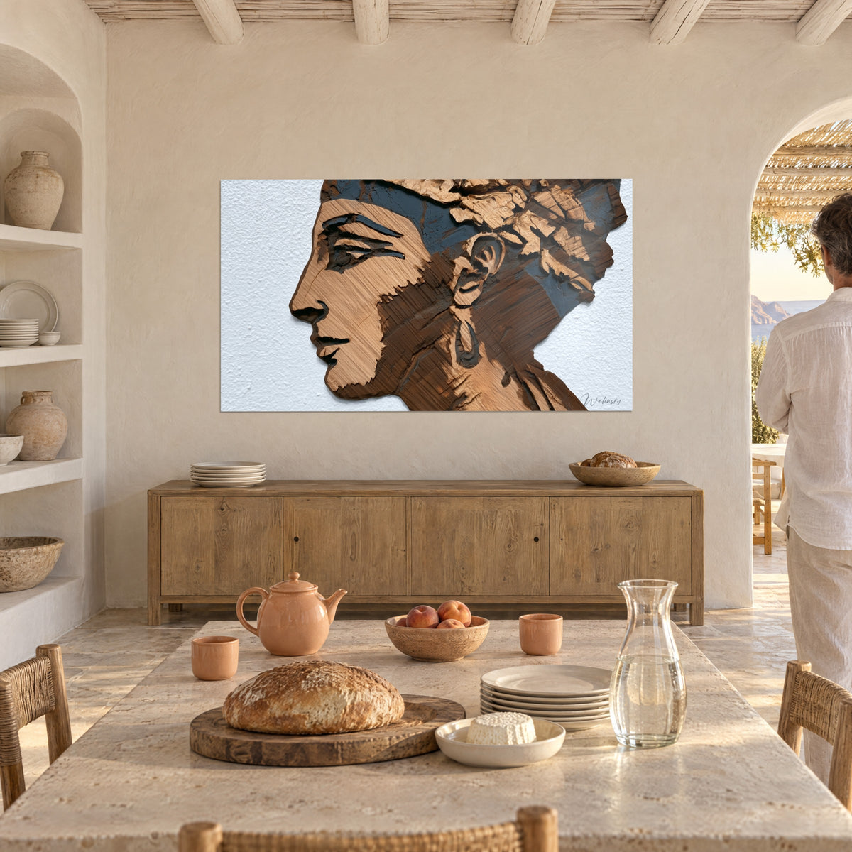 Cuadro busto antiguo tallado, matices de madera miel y chocolate, mirada maquillada hacia la izquierda, pareja de espaldas en una sala abovedada de paredes blancas