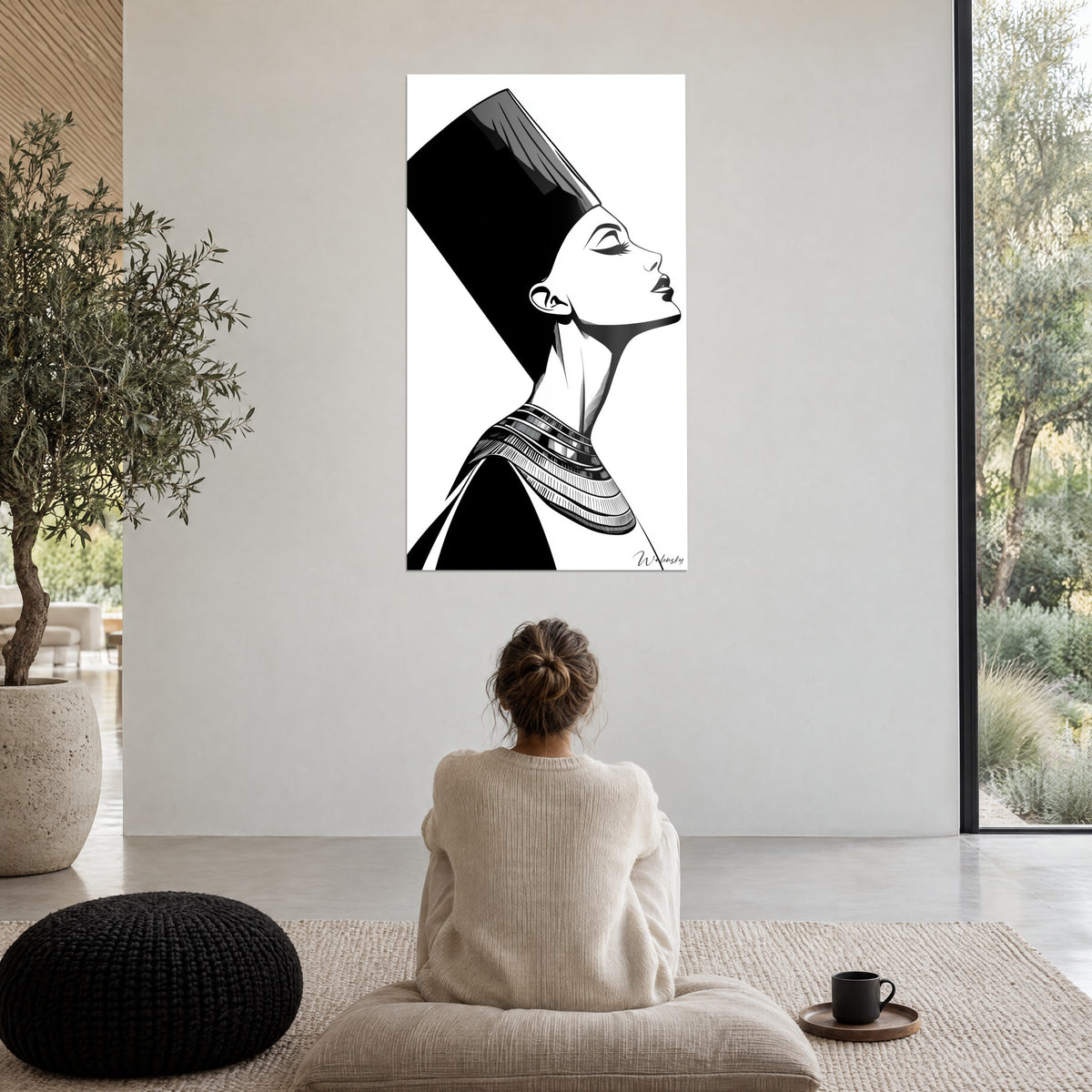 Schilderij gestileerd antiek portret, fijn gezicht met getekende wimpers, grafisch zwart-wit, zittende vrouw van achteren op een kussen in een open woonkamer