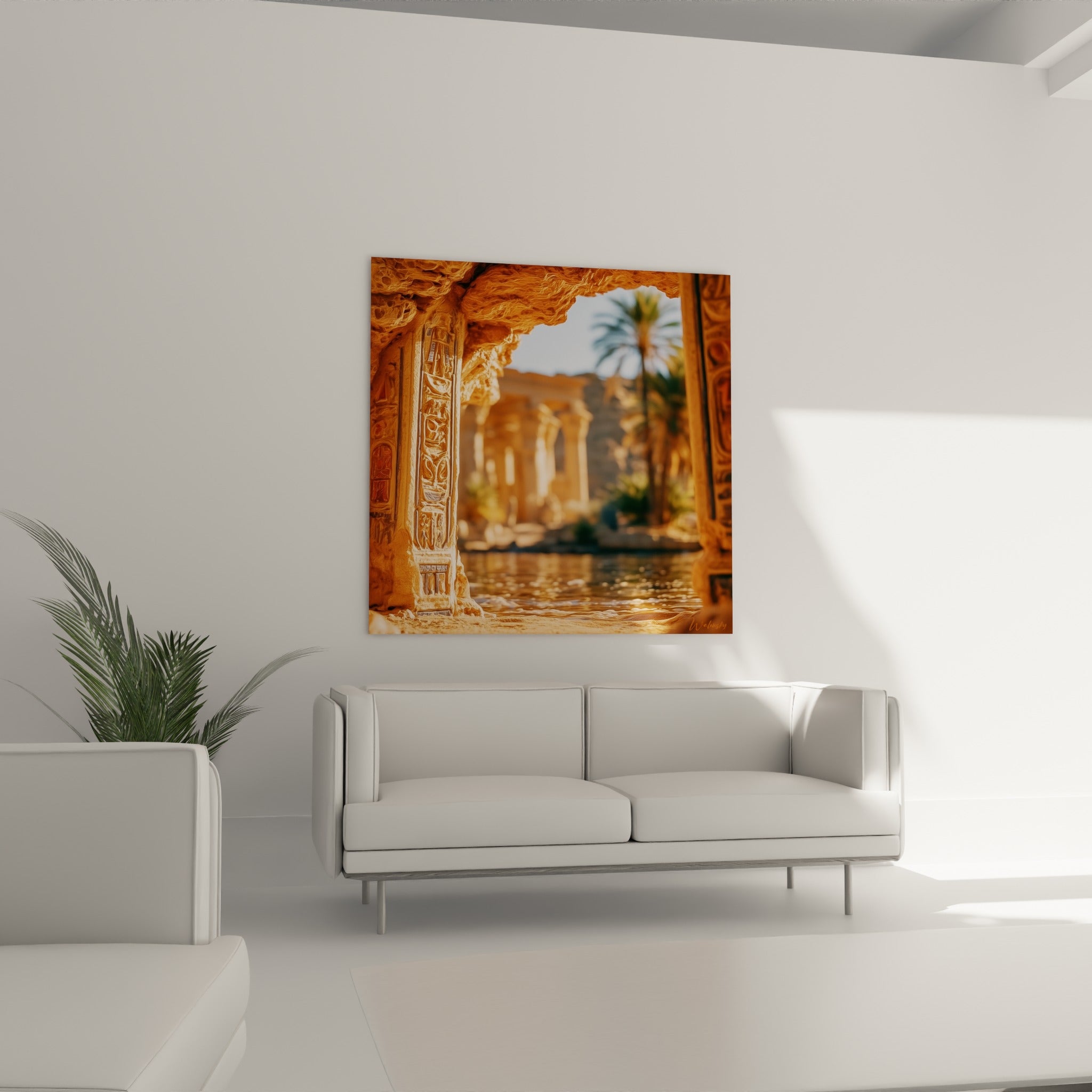 Colonnade égyptienne fauve et terracotta, au-dessus d'un canapé dans un salon lumineux