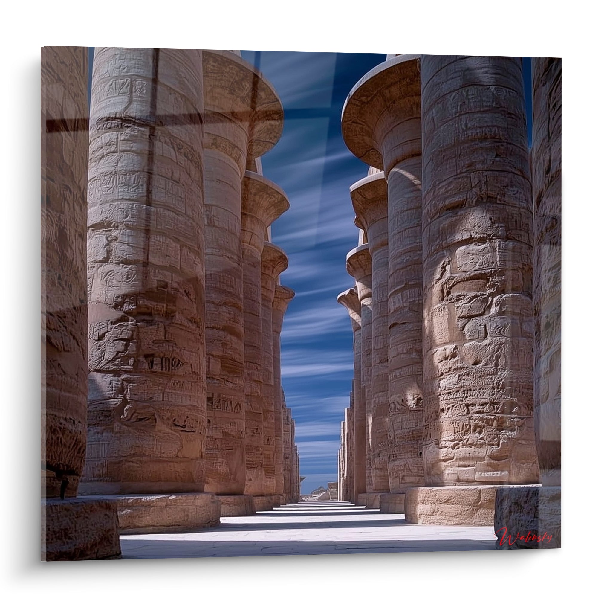Colonnes hiéroglyphiques ocre et bleu marine du temple de Karnak, perspective majestueuse en Égypte