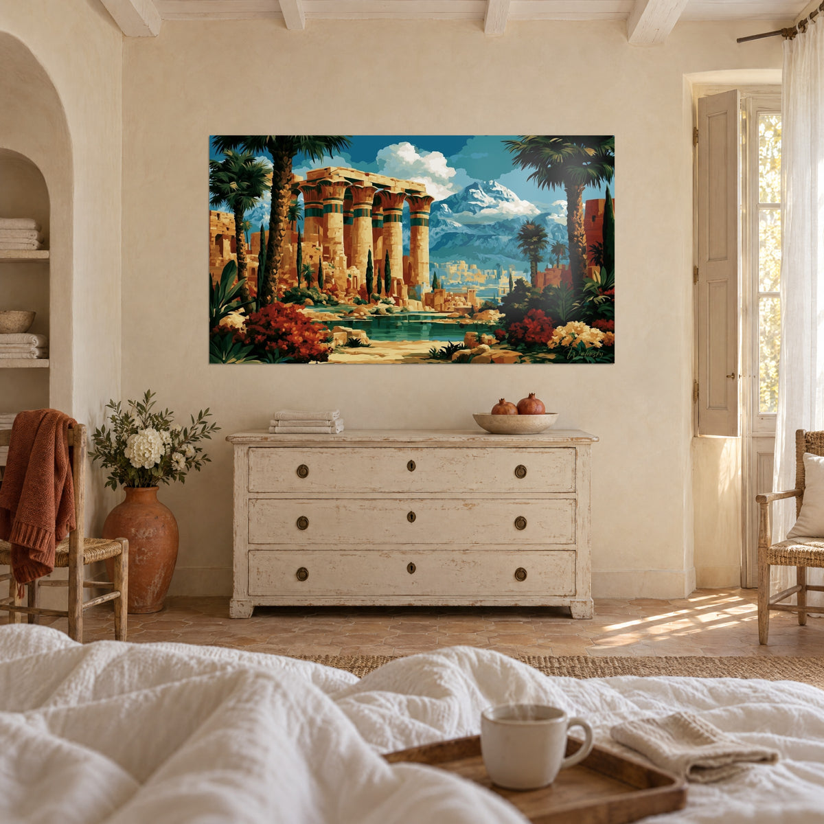 Schilderij van een farao-zuilengang in oker en turquoise, witte top en donkere palmbomen, opgehangen boven een bed in een lichte slaapkamer