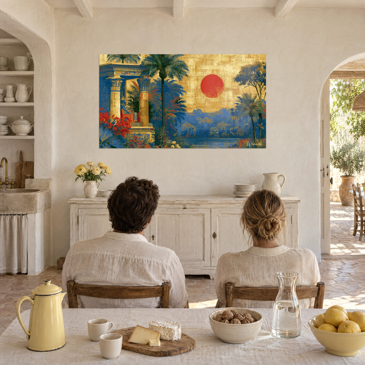 Tableau portique égyptien jaune d'or, disque rouge au-dessus d'un fleuve bleu, couple de dos attablé dans un mas provençal