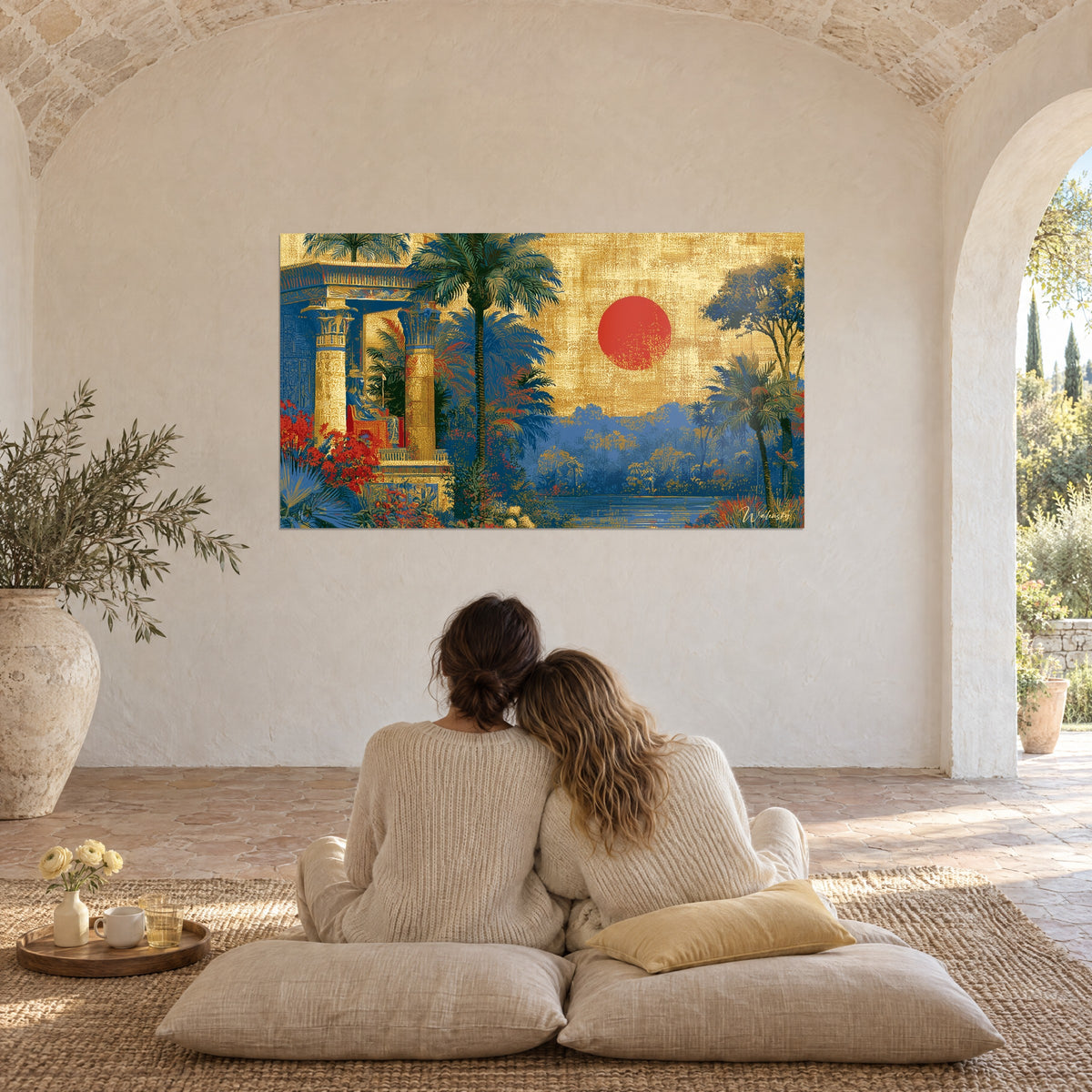 Tableau paysage de Haute-Égypte, colonnes dorées, soleil rouge et feuillages bleu cobalt, couple enlacé de dos sur des coussins