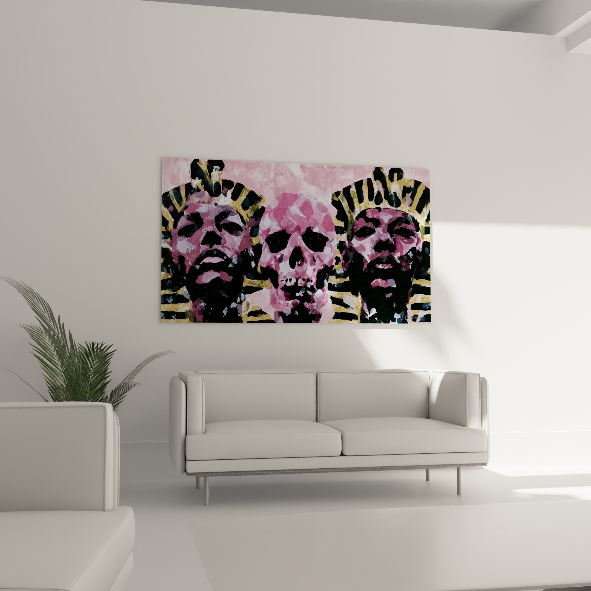 Visages égyptiens roses et noirs entourant un crâne stylisé, au-dessus d'un canapé dans un salon lumineux