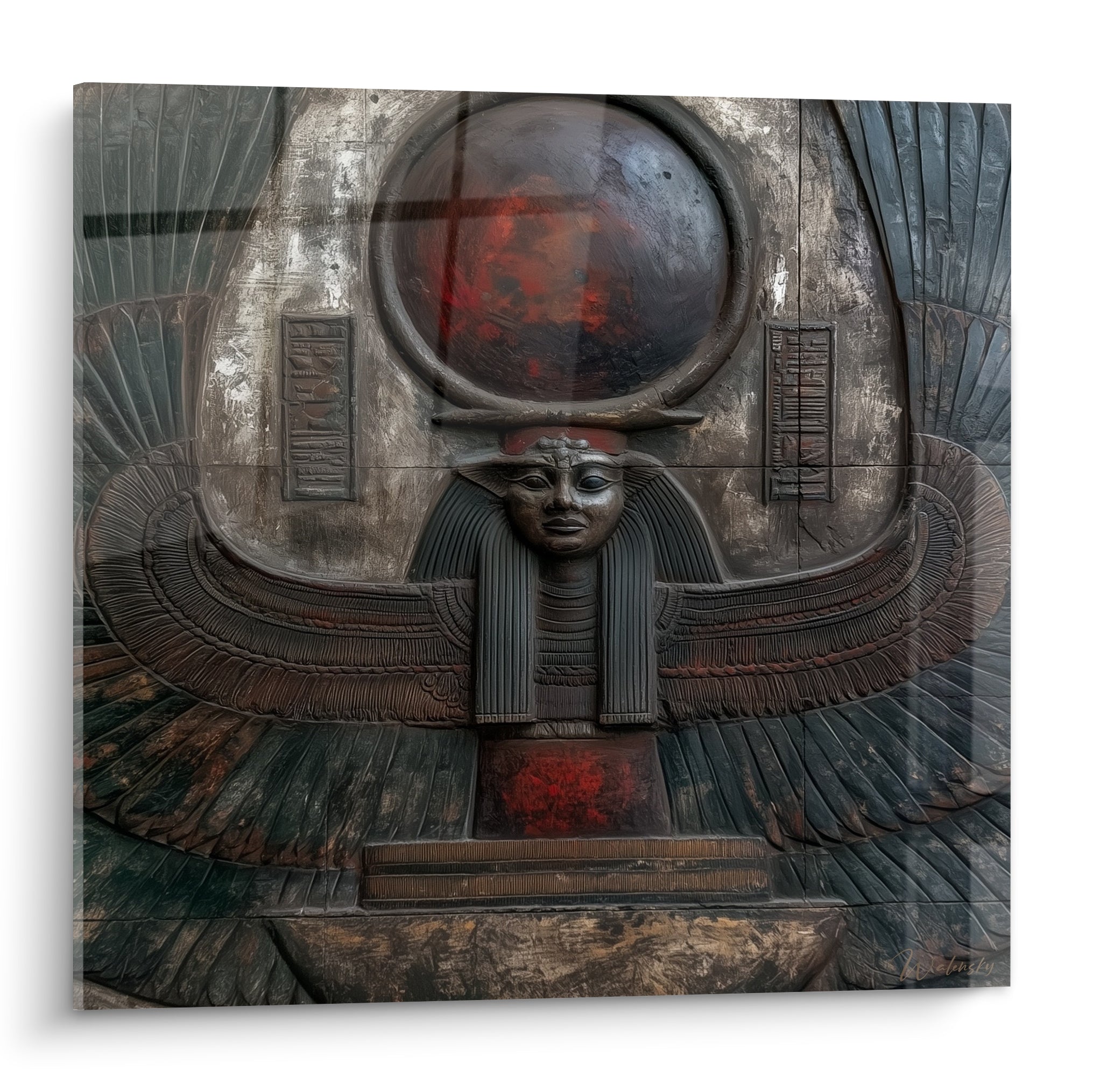 Déesse égyptienne ailée au disque solaire pourpre et rouge, bas-relief anthracite gravé