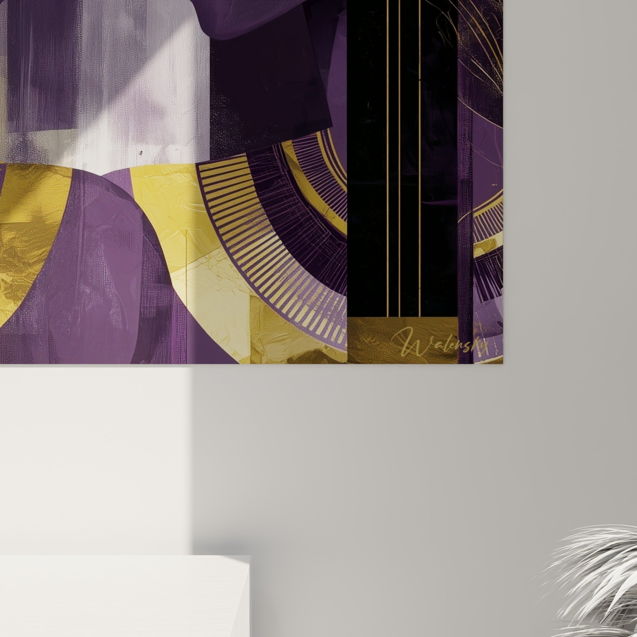 Détail des textures dorées et violettes sur les bijoux et la coiffe de cette reine égyptienne peinte
