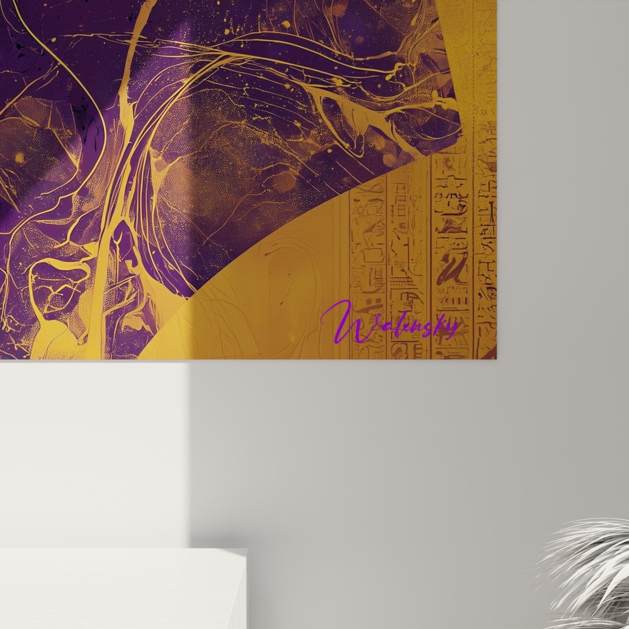 Détail des coulures dorées et du trait noir sur fond violet, grain et matière de l'impression visibles
