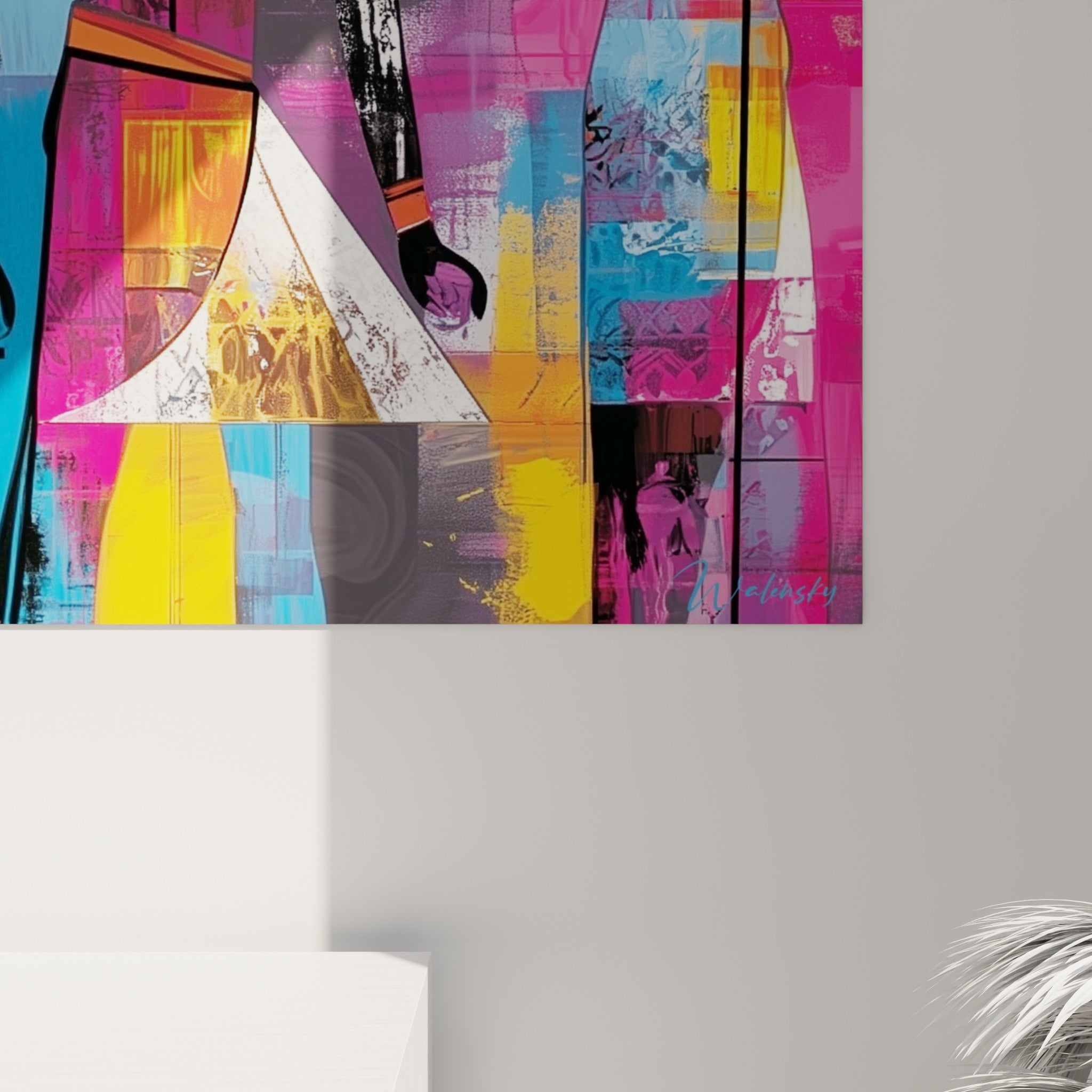 Détail des empâtements colorés en rose magenta et doré sur la coiffe d'un pharaon égyptien peint