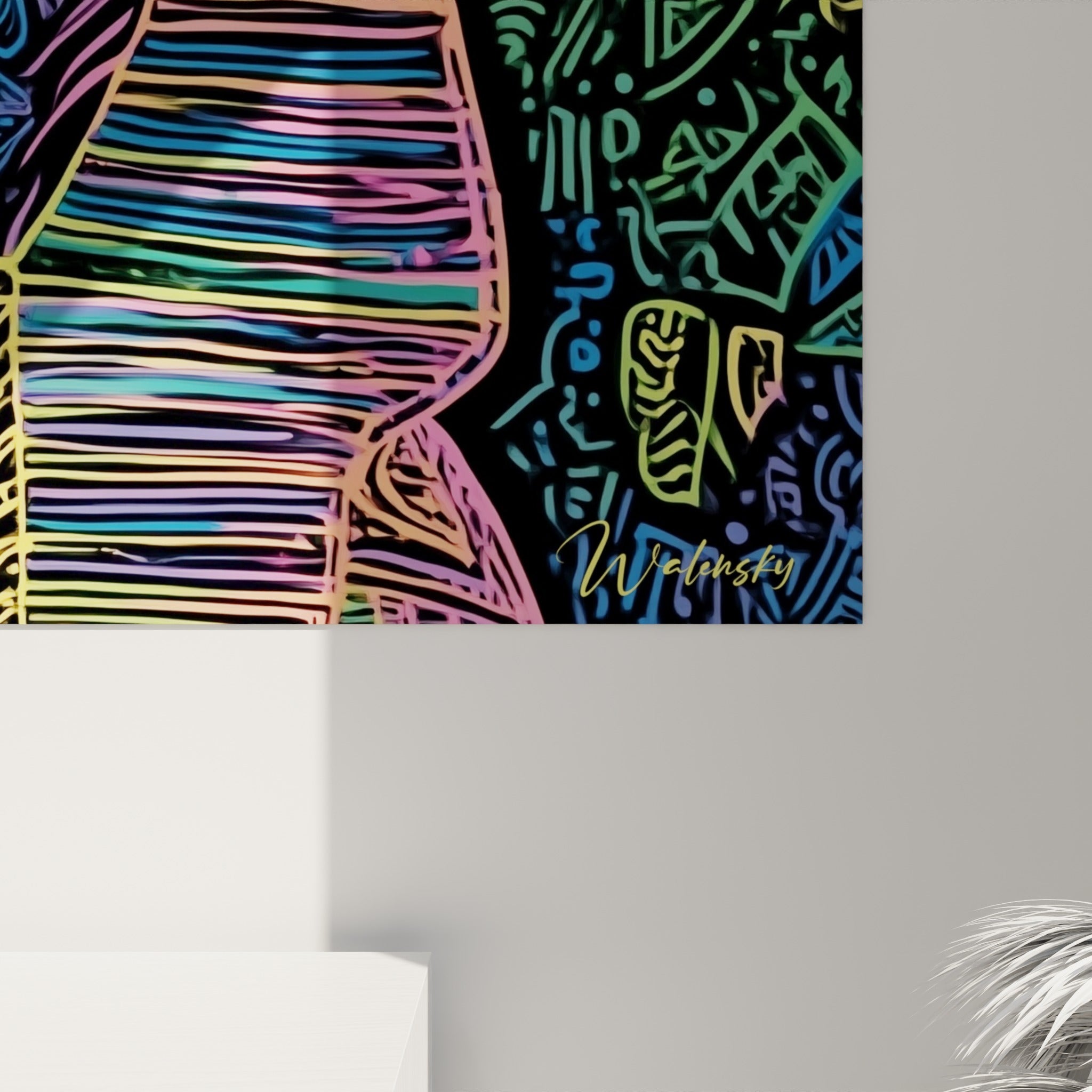 Détail des traits fluorescents jaune et violet du masque pharaonique, grain et lumière sur la toile noire