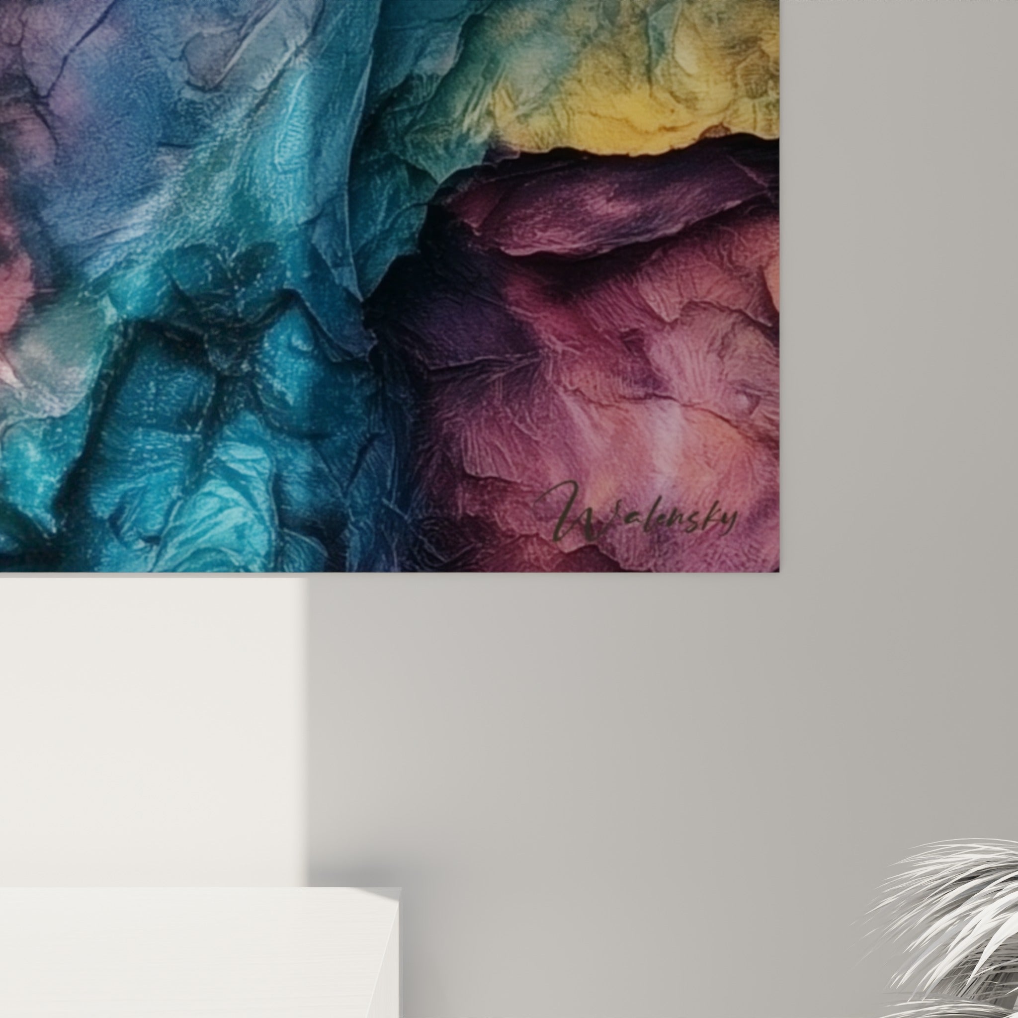 Matière craquelée de la roche bleue et violette révélant le grain texturé de l'impression