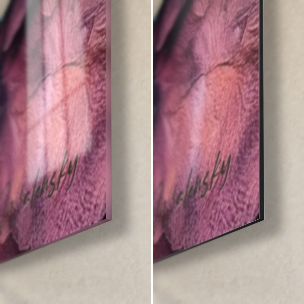 Gemälde Sphinx mit Texturen in Rosa-Magenta und Violett, untere rechte Ecke, glänzendes Glas links, mattes Dibond und Kante rechts