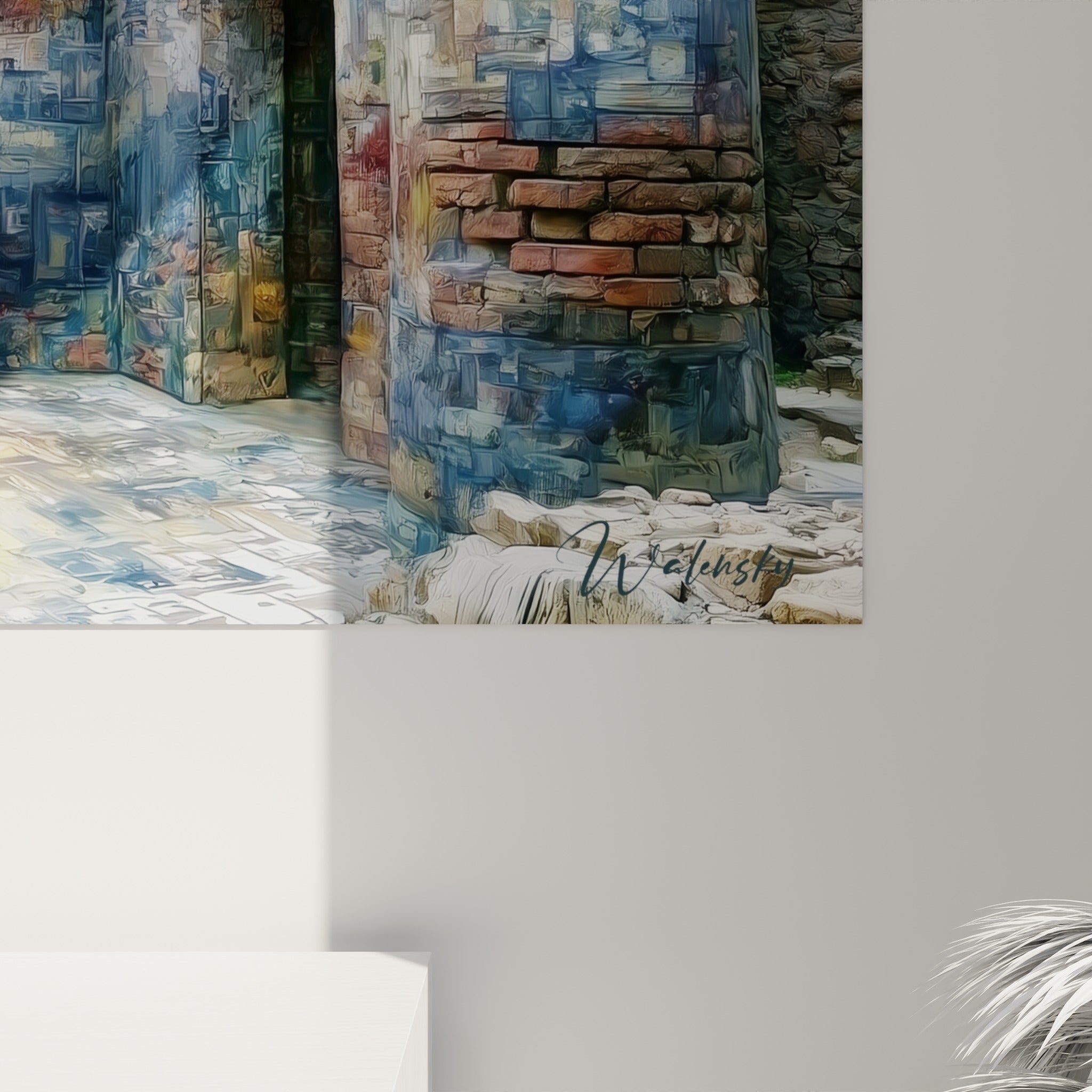 Détail rapproché du motif egypte montrant le grain pictural doré, rouge et bleu ardoise
