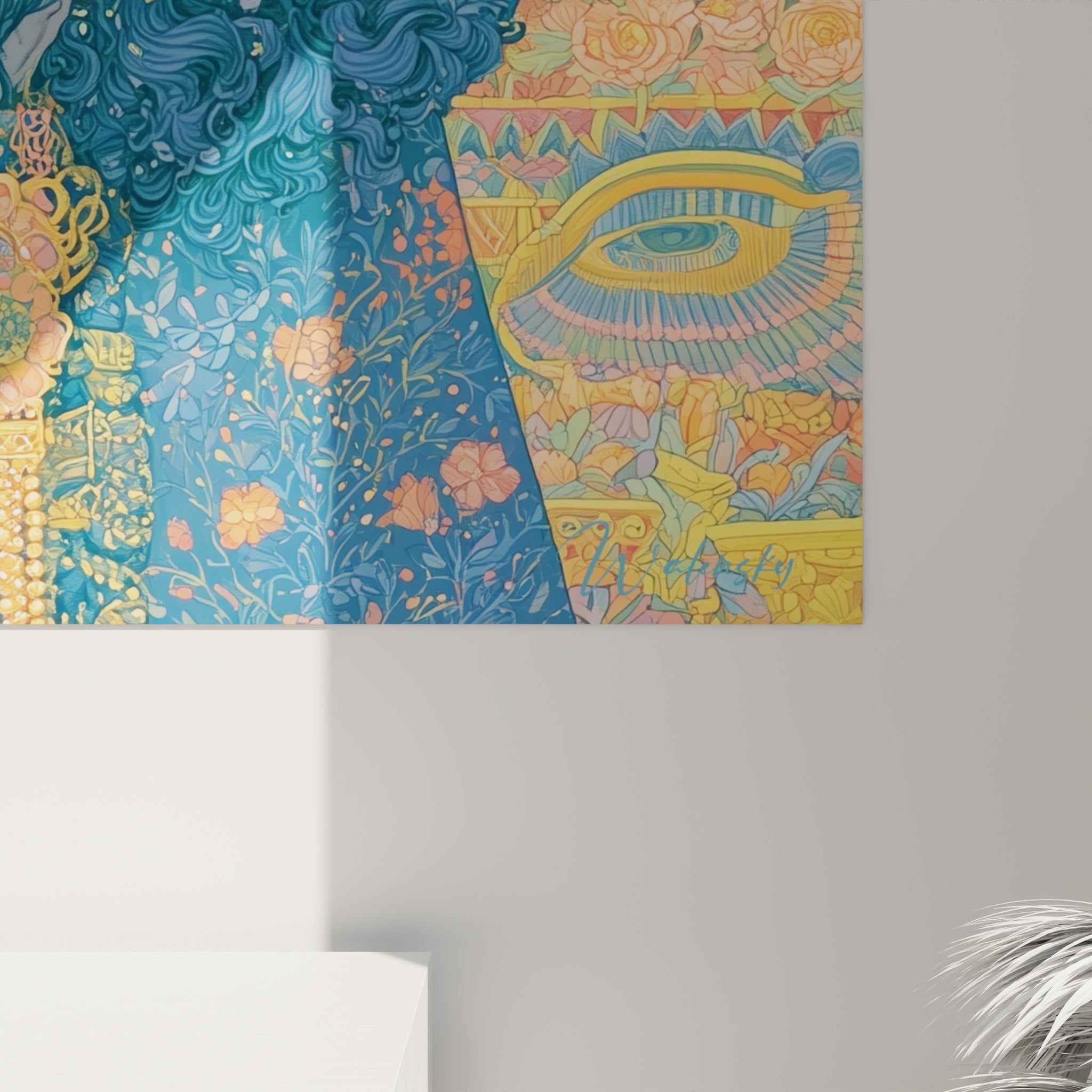 Détail des motifs dorés et pétales ocre sur la coiffe, grain pictural visible entre bleu marine et jaune pâle