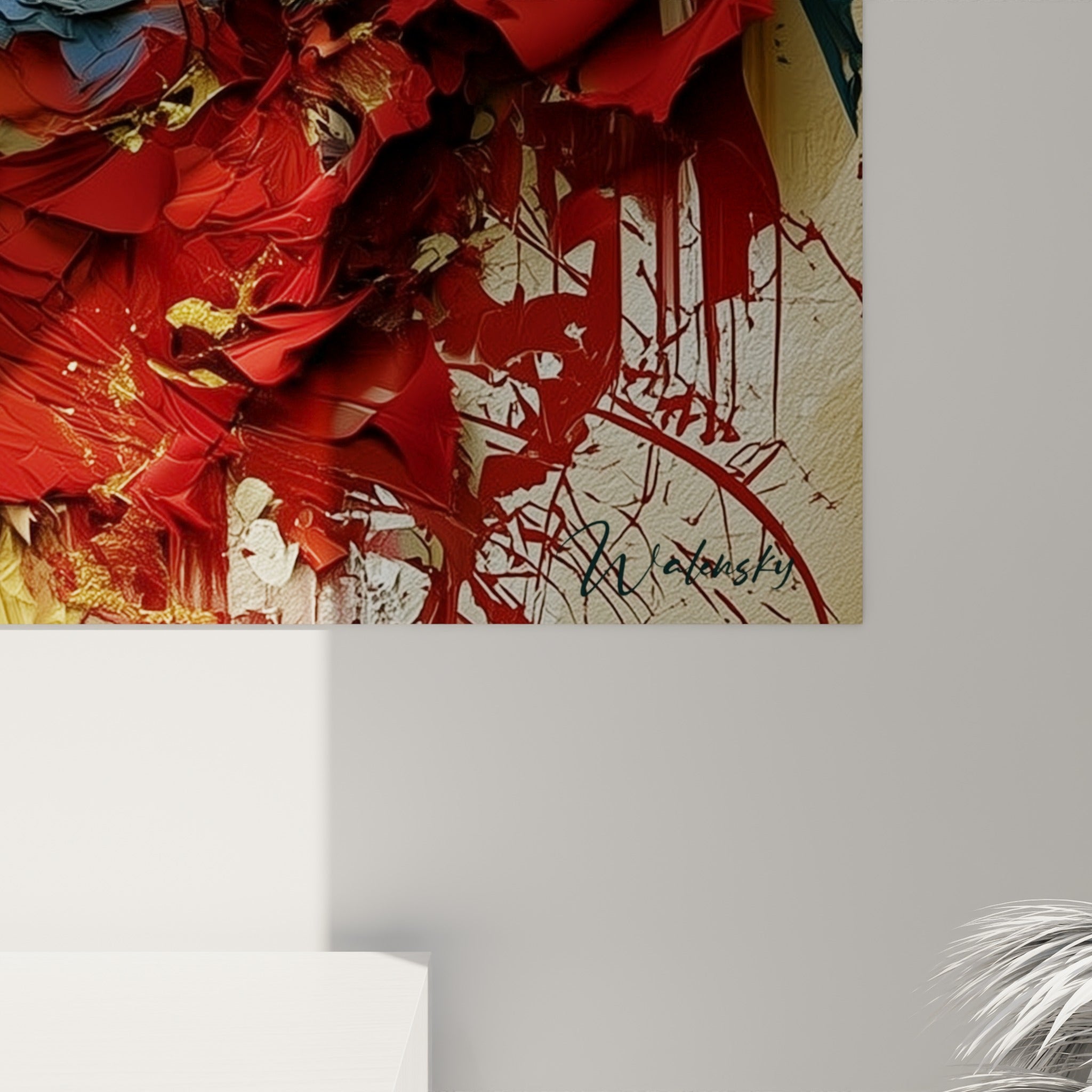 Détail des empâtements dorés et des éclats bleu marine mêlés au rouge sur la toile relief égyptienne