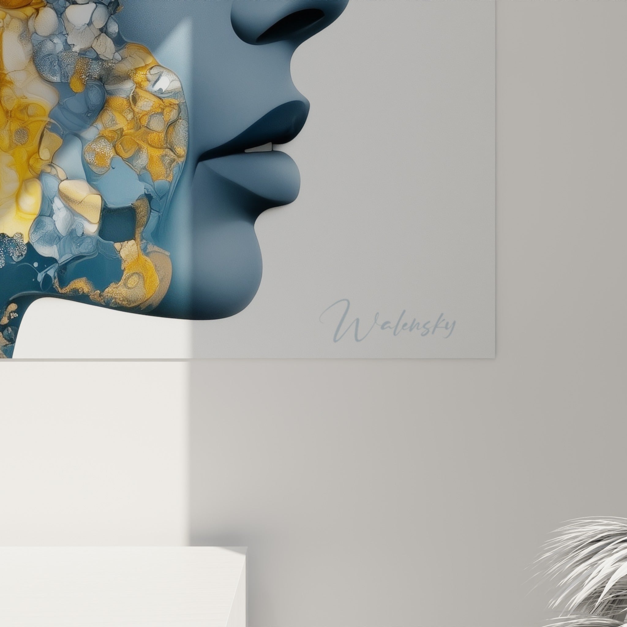 Détail de la coiffe pharaonique montrant les marbrures dorées et bleu marine, effet lamelles en relief sculpté