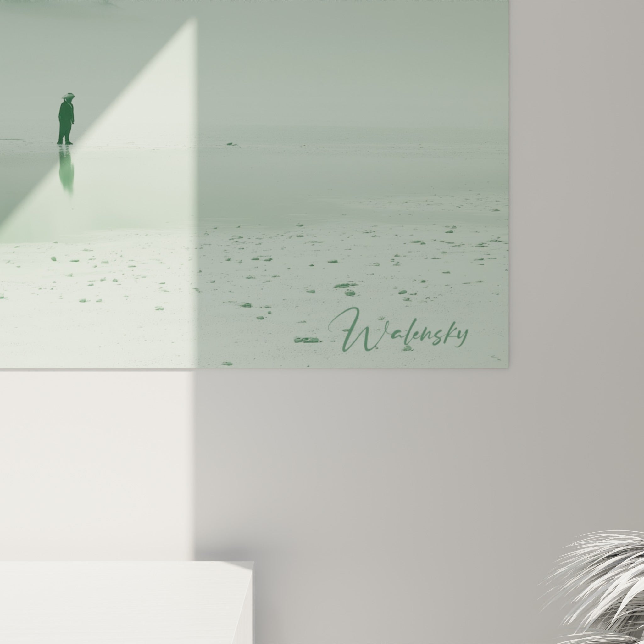 Détail du grain pictural sur la pyramide vert sauge et les arbustes sombres estompés par la brume