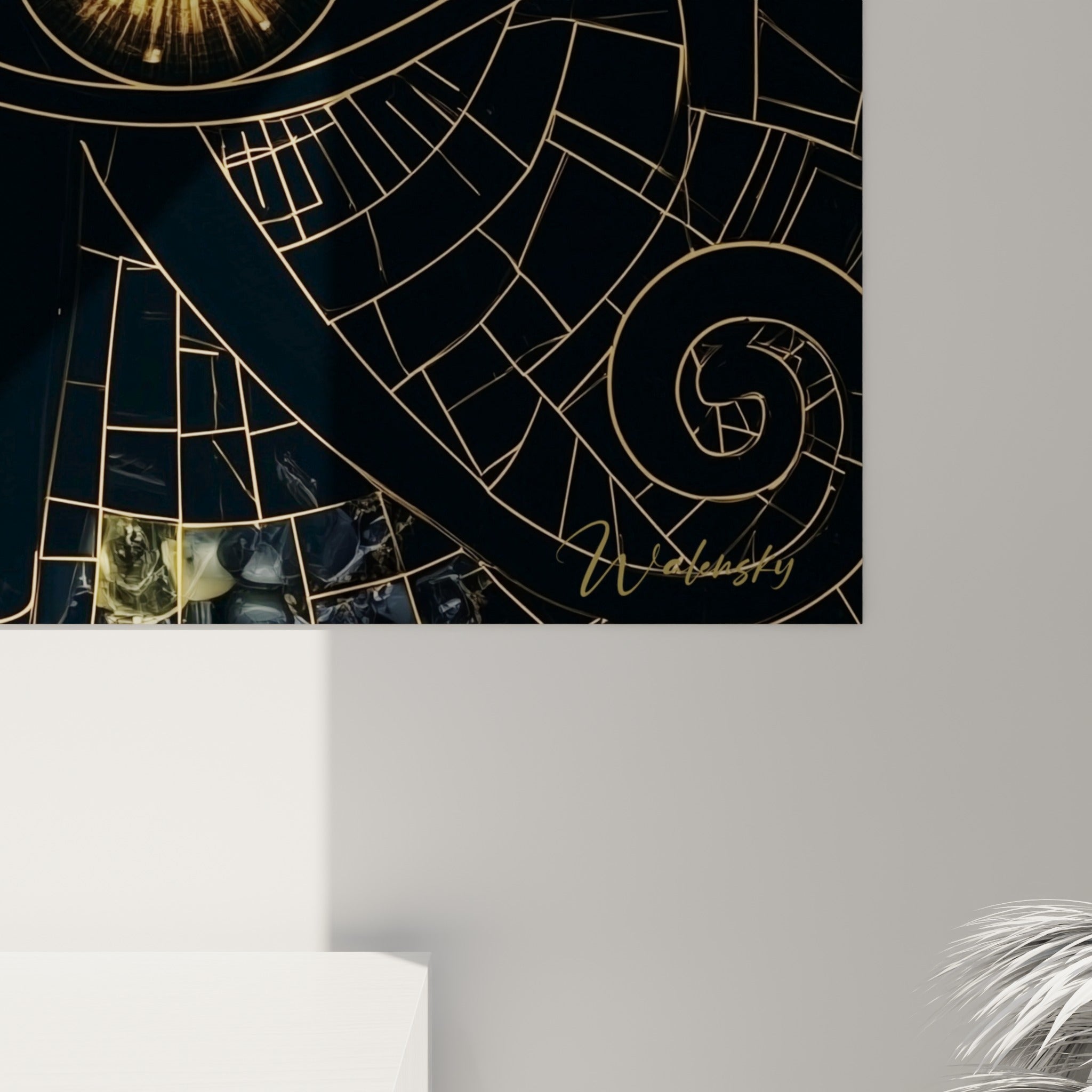 Détail des traits dorés fins et de la texture minérale ocre du tableau œil d'Horus accroché