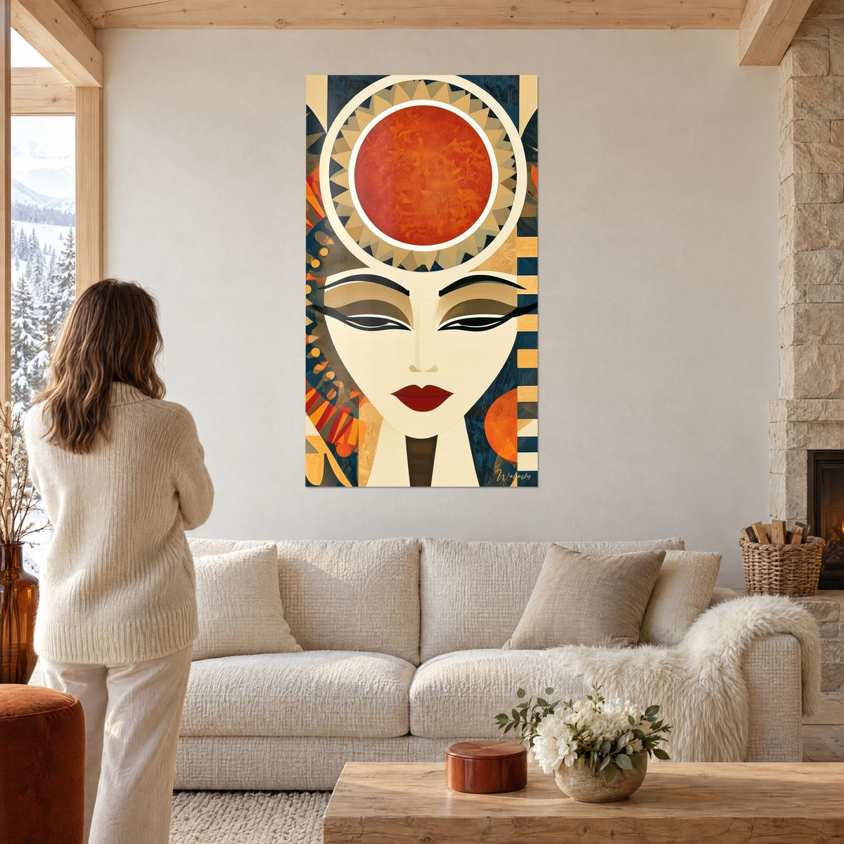 Schilderij Egyptische koningin met rode lippen, oranje en okerkleurige zon op marineblauwe achtergrond, boven een bank in een lichte woonkamer