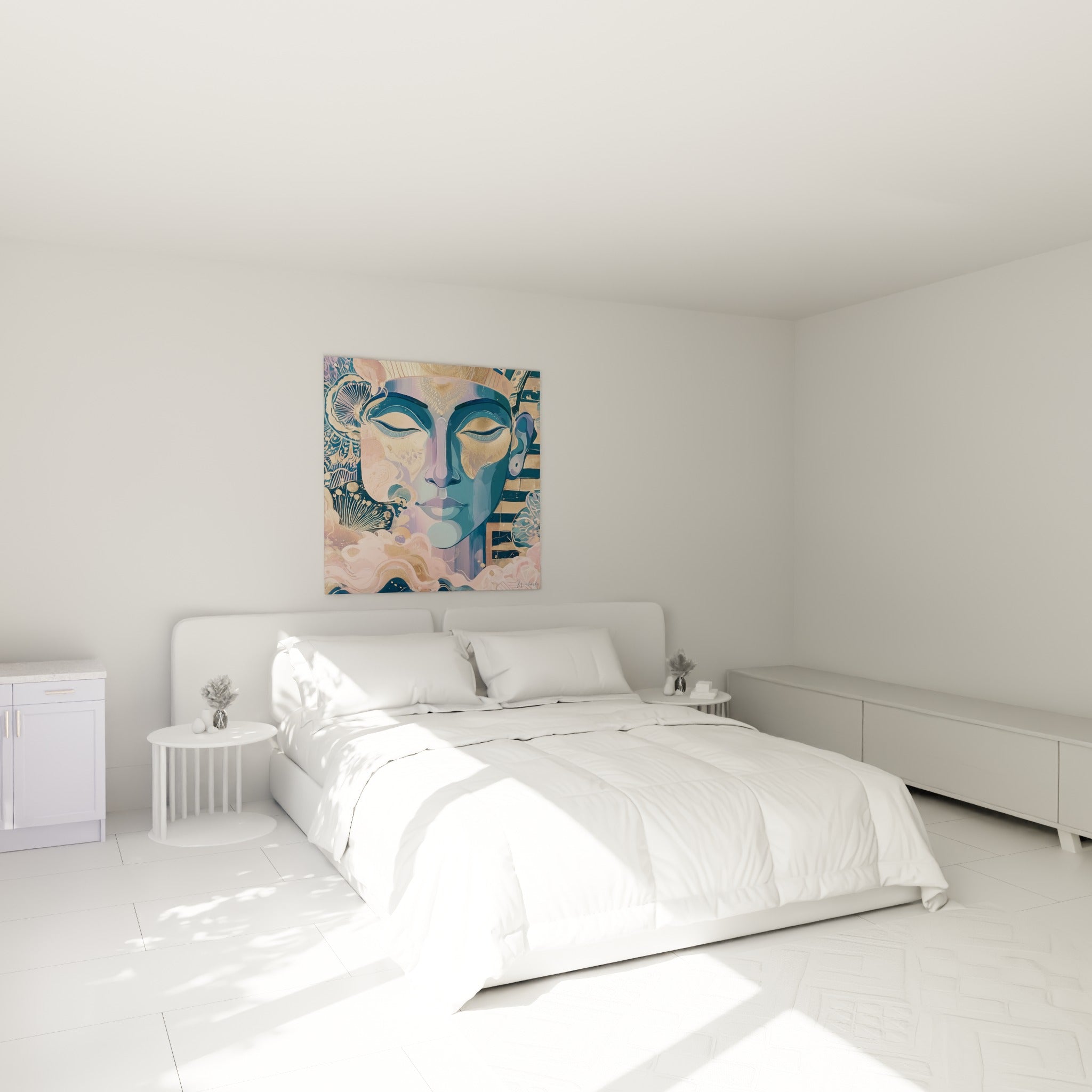 Divinité égyptienne bleue et dorée aux paupières closes, accrochée au-dessus d'un lit dans une chambre claire
