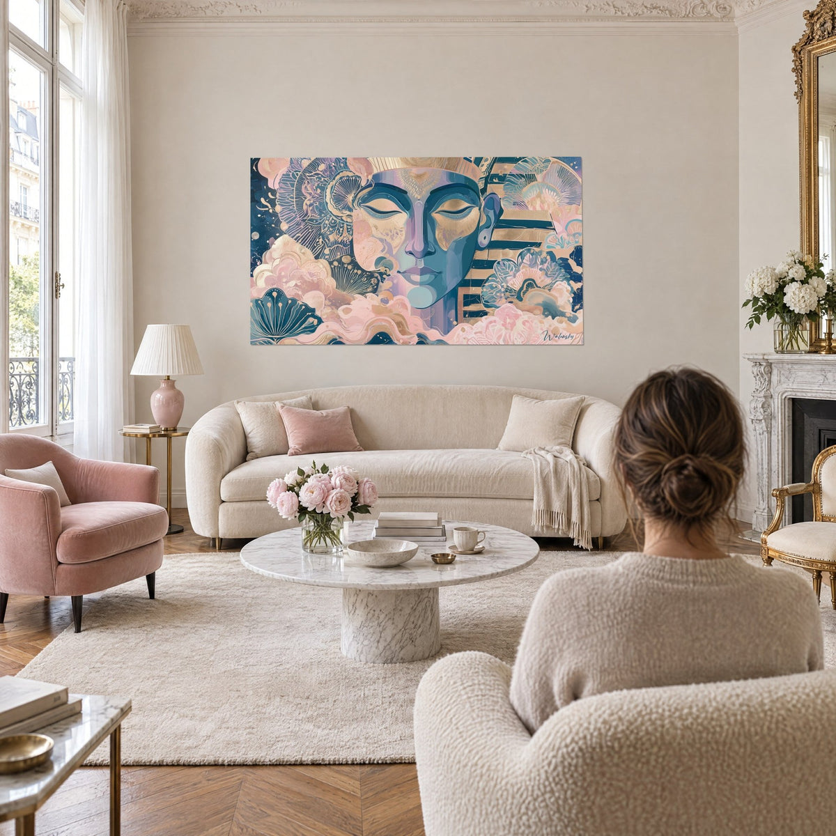 Gemälde pharaonisches Gesicht mit geschlossenen Augenlidern, Schiefergrau und Puderrosa, goldene Akzente, über einem Sofa in einem hellen Wohnzimmer