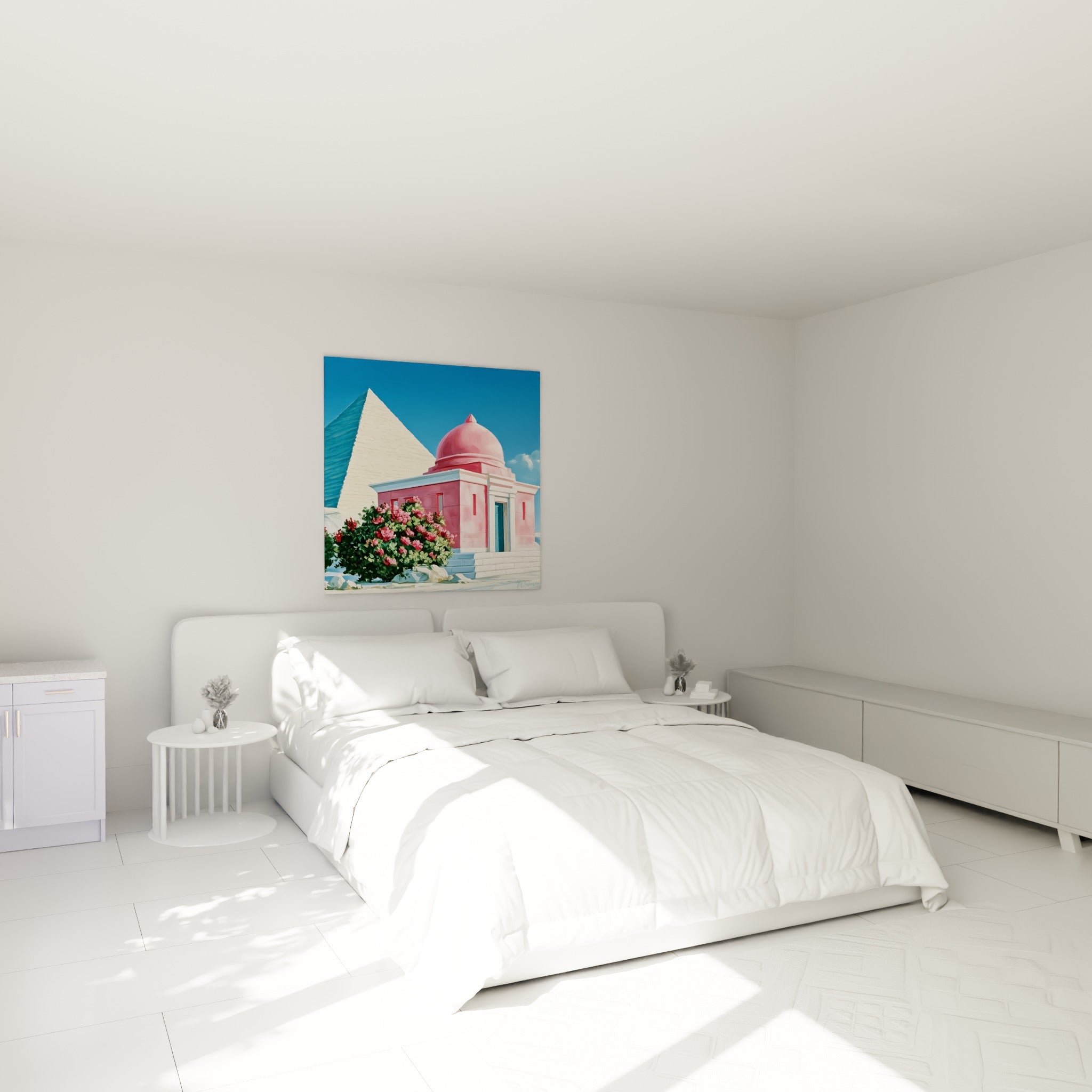 Pyramide dorée et chapelle rose fleurie accrochées au-dessus d'un lit dans une chambre claire
