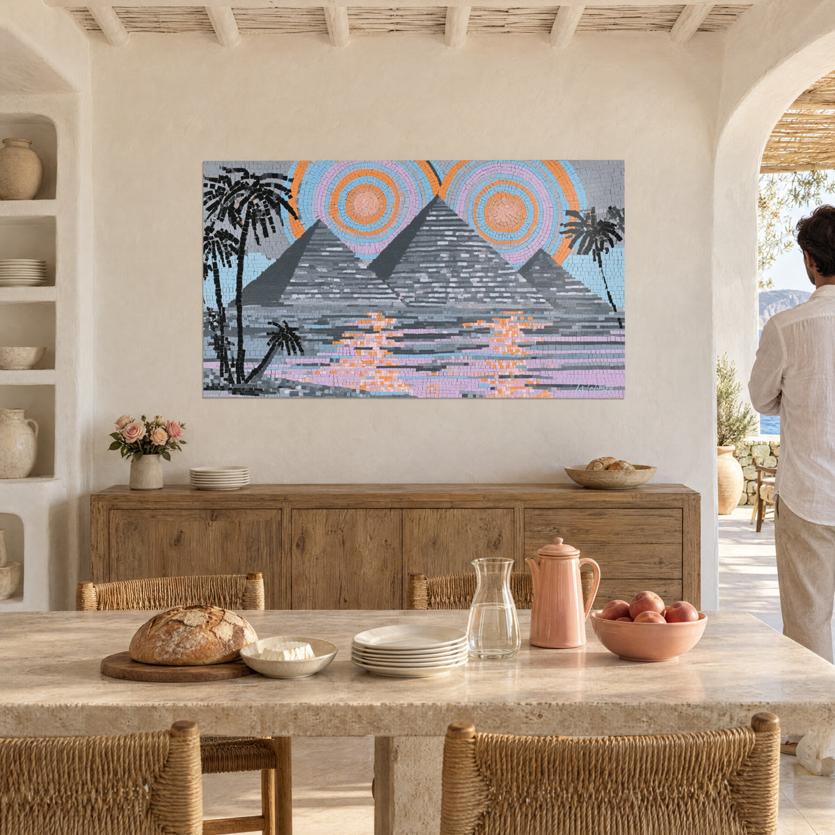 Schilderij Egyptische woestijn in mozaïek, staalgrijze piramides, oranje en lila halo's, weerspiegelingen op het water, gekalkte muur van een eetkamer