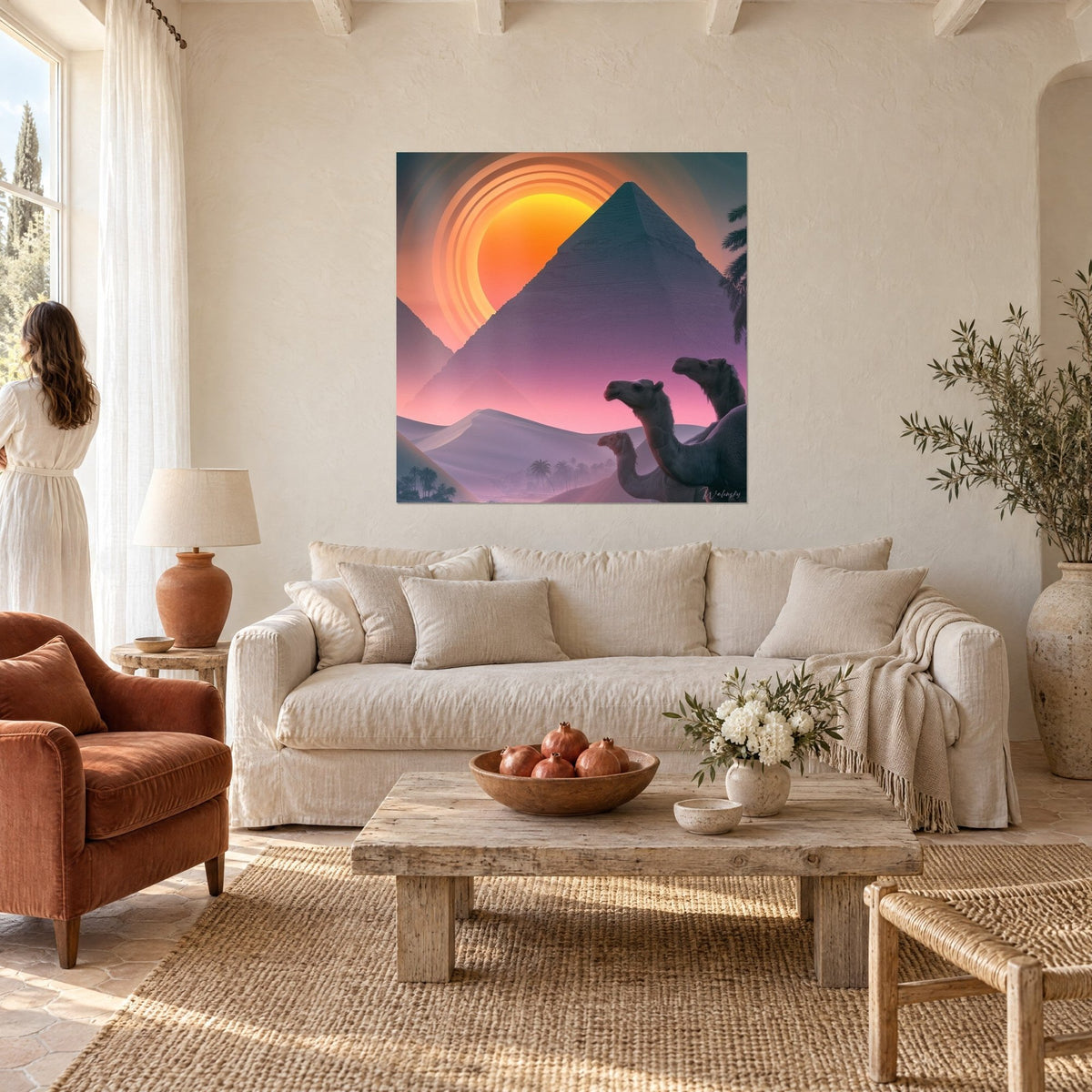 Gemälde einer violetten Pyramide vor einer orangefarbenen Sonne mit konzentrischen Ringen, zwei graue Dromedare im Vordergrund, über einem Sofa in einem hellen Wohnzimmer