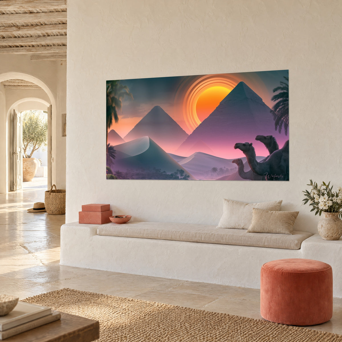 Cuadro crepúsculo egipcio con dunas azuladas y cielo rosa, sol dorado rodeado de anillos, sobre una pared blanca de casa mediterránea