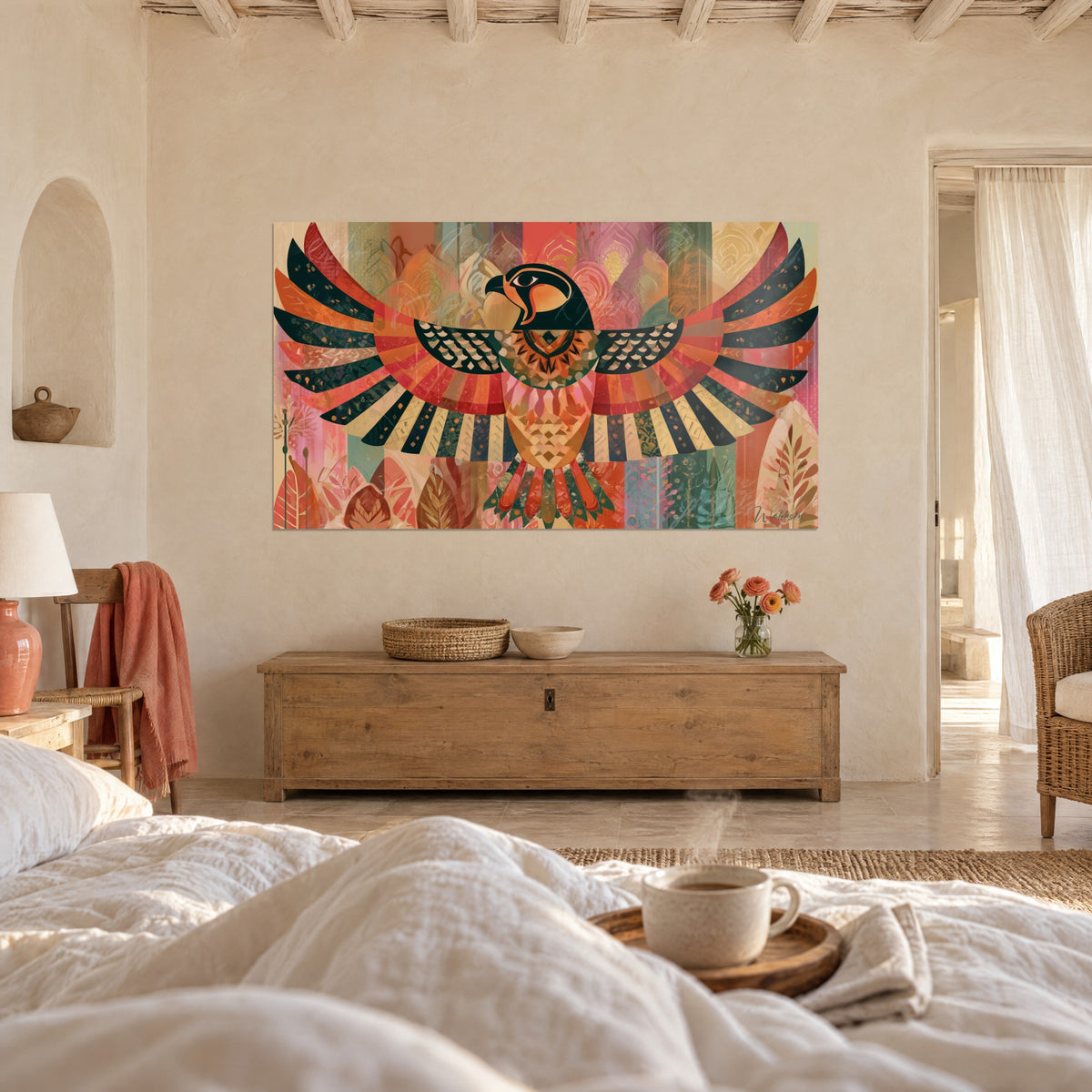 Cuadro guardián Horus con plumaje rayado negro y coral, alas abiertas, encima de una cama en un dormitorio claro